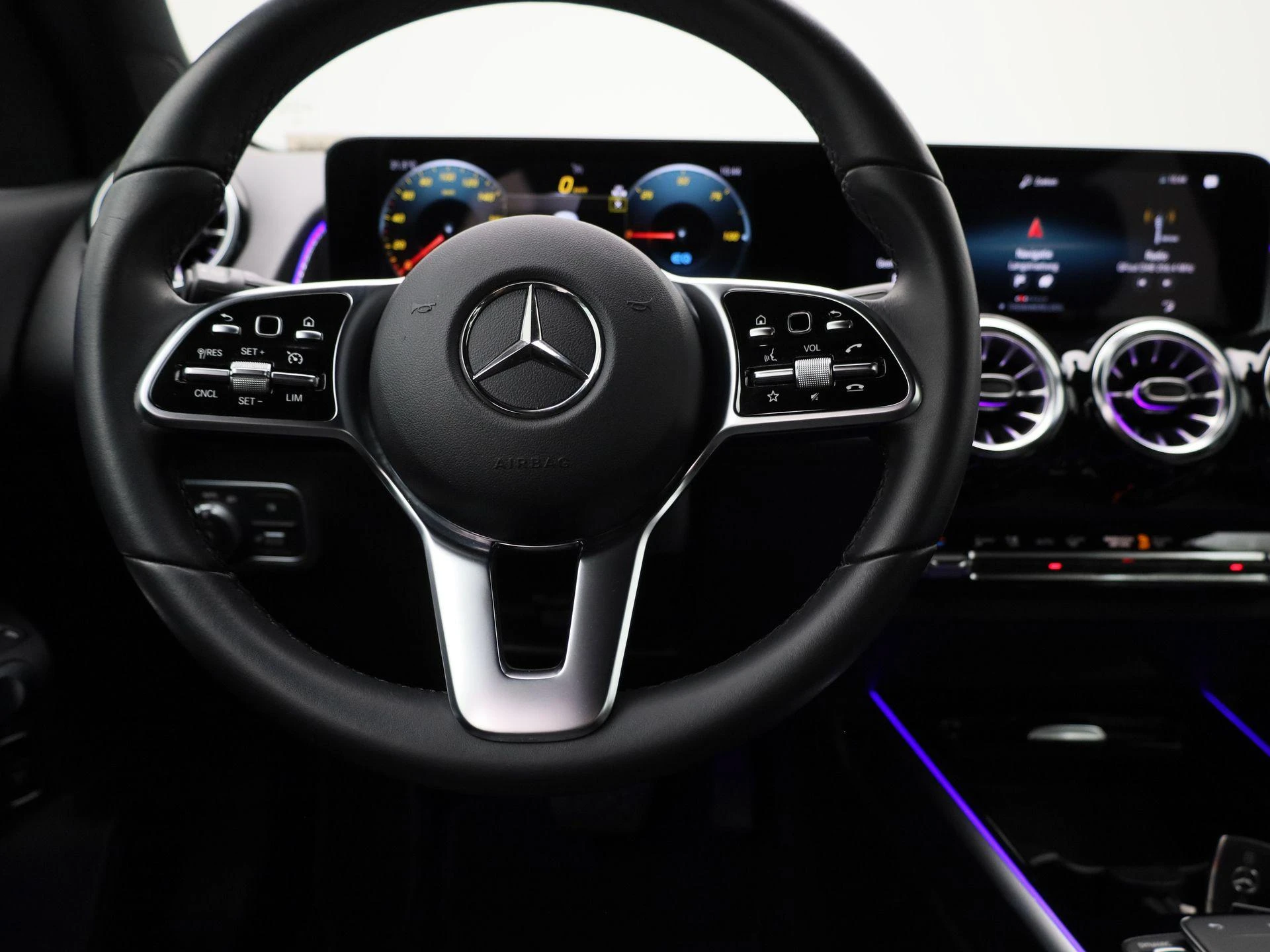 Mercedes-Benz-EQB-image-6