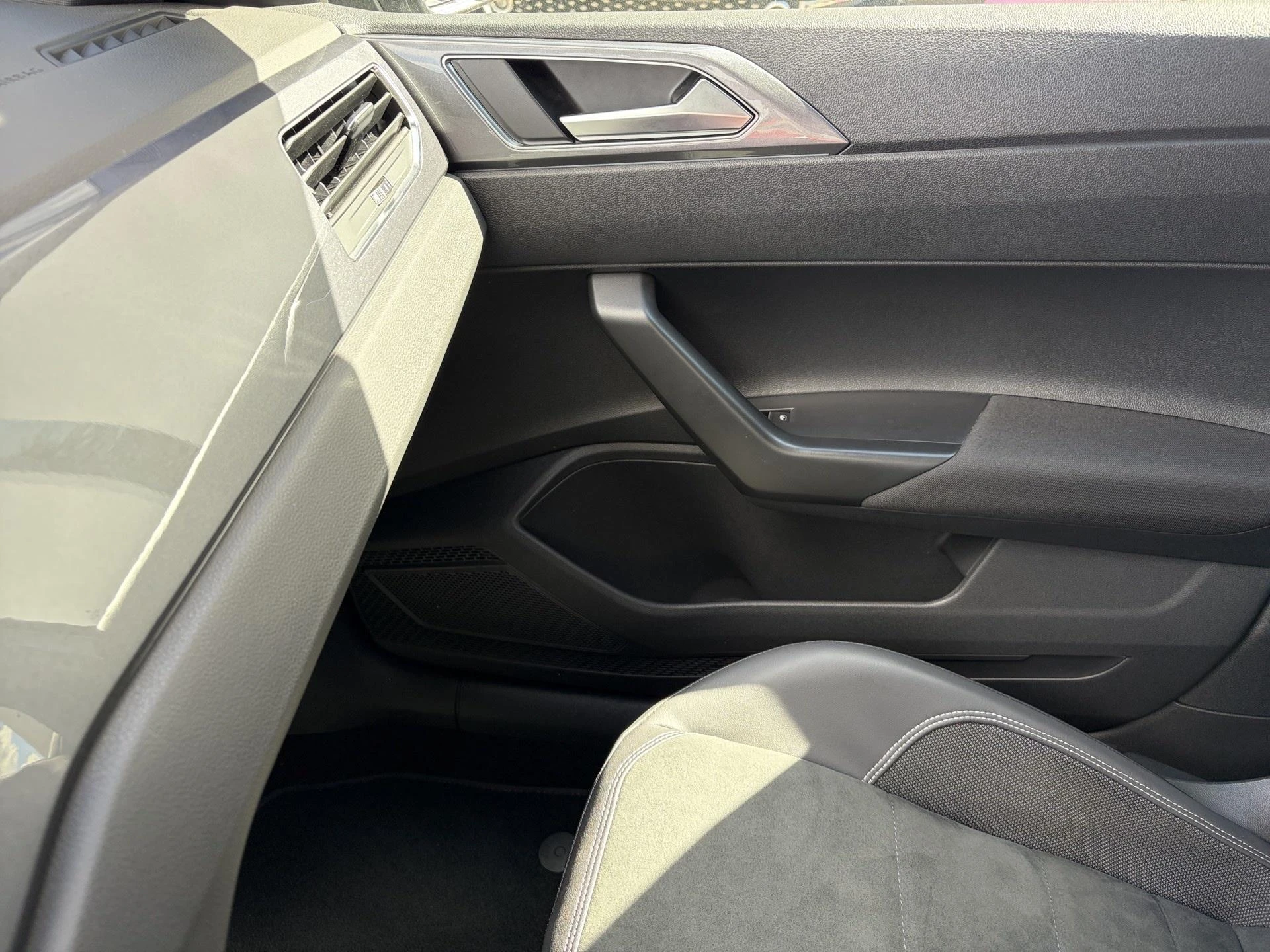 Volkswagen-Polo-image-17