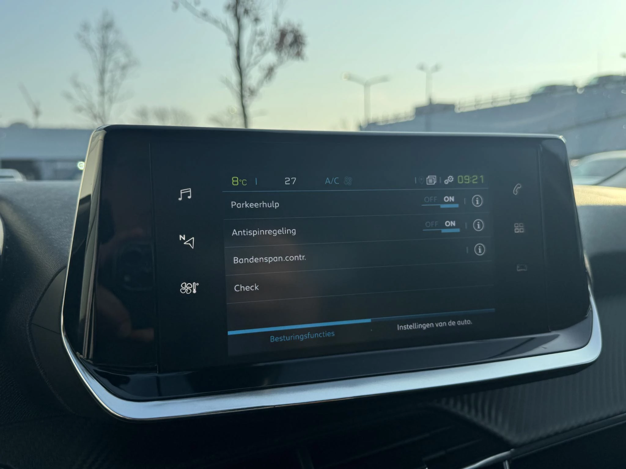 Peugeot-e-2008-image-25