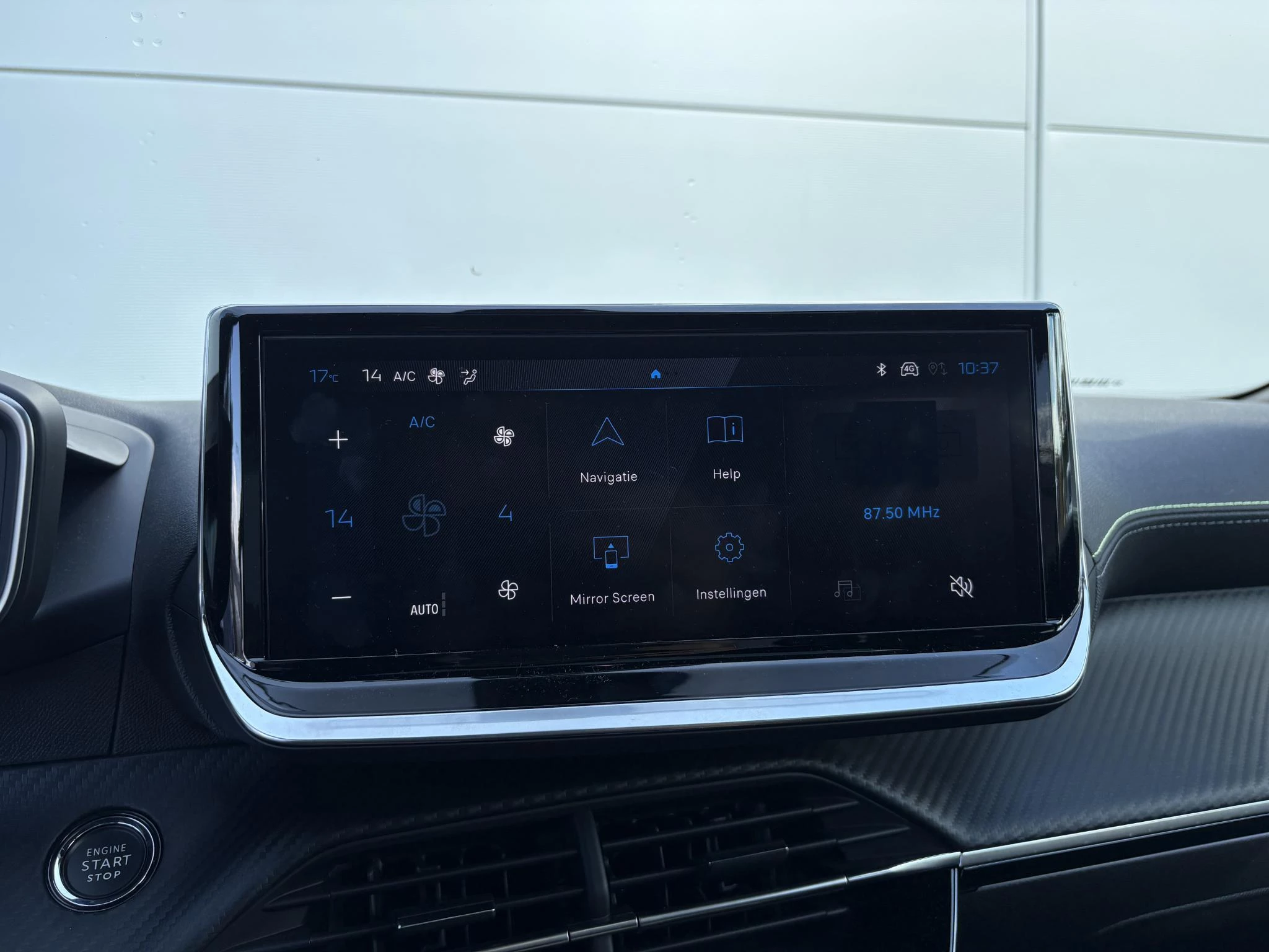 Peugeot-e-2008-image-22