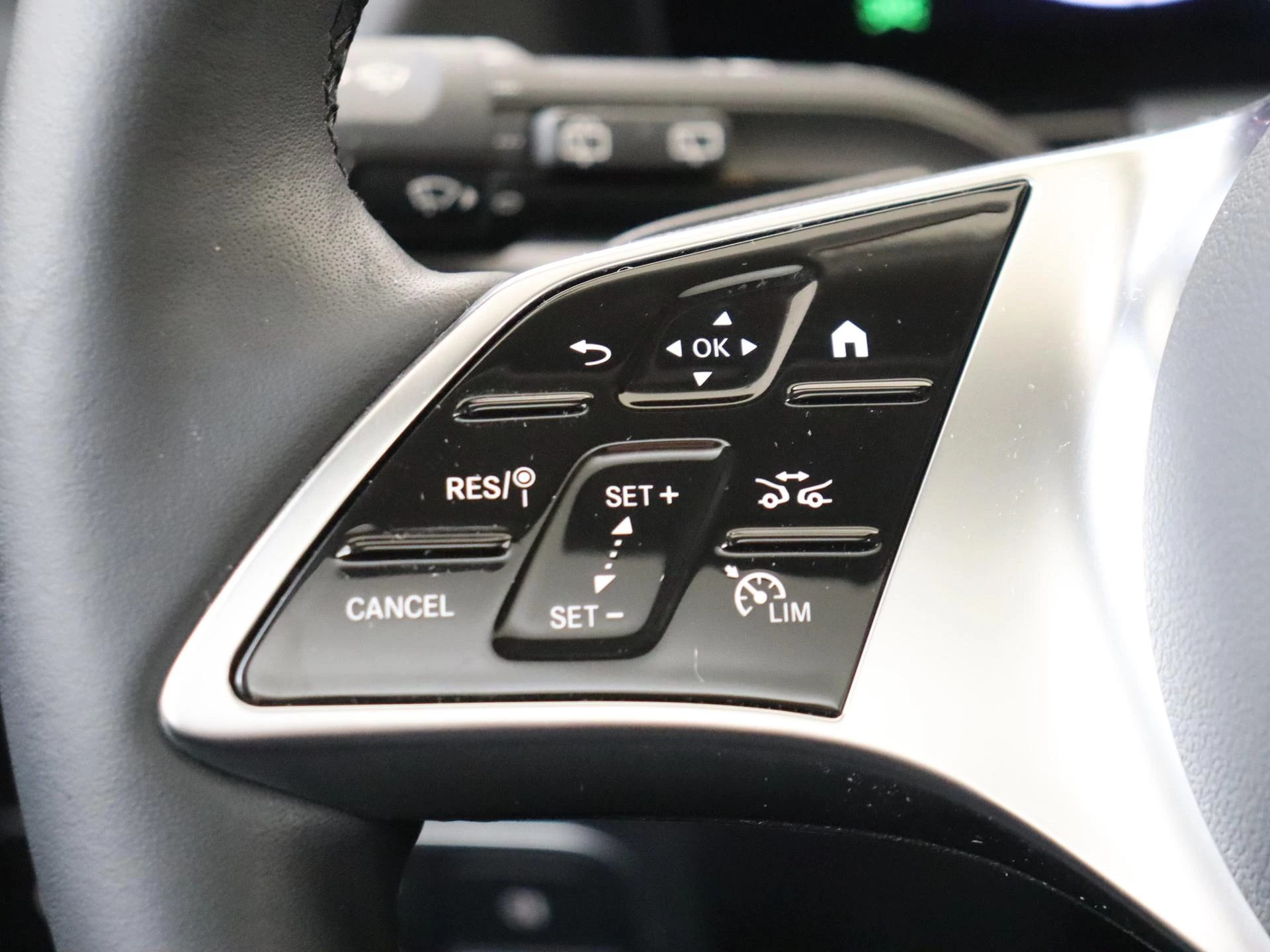Mercedes-Benz-GLA-image-15