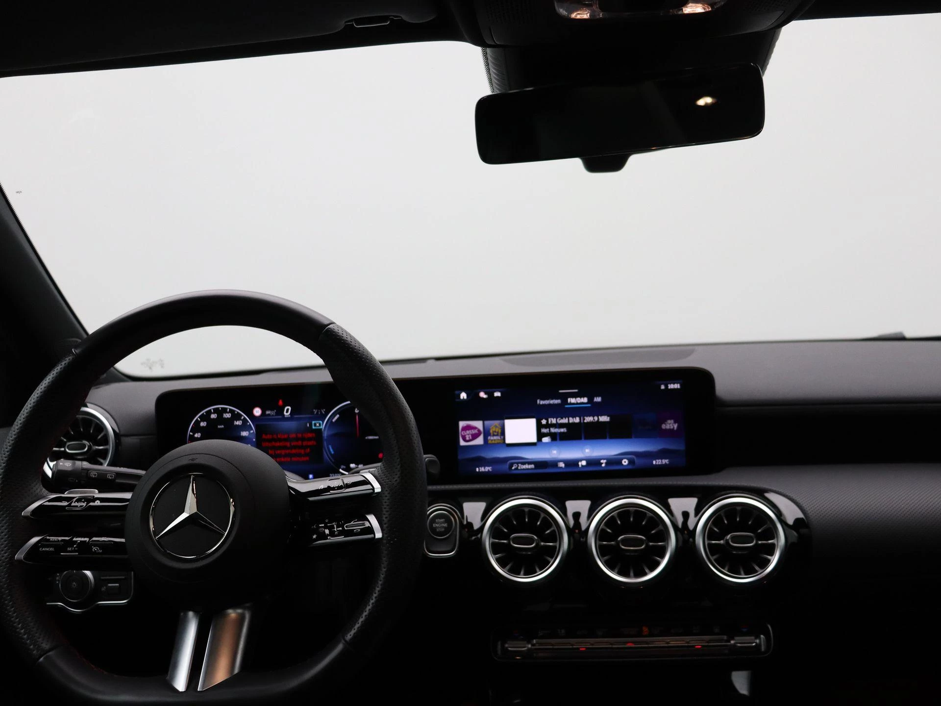 Mercedes-Benz Classe A 250 e AMG Line + MULTIBEAM LED + PANORAMISCH DAK + CARPLAY +