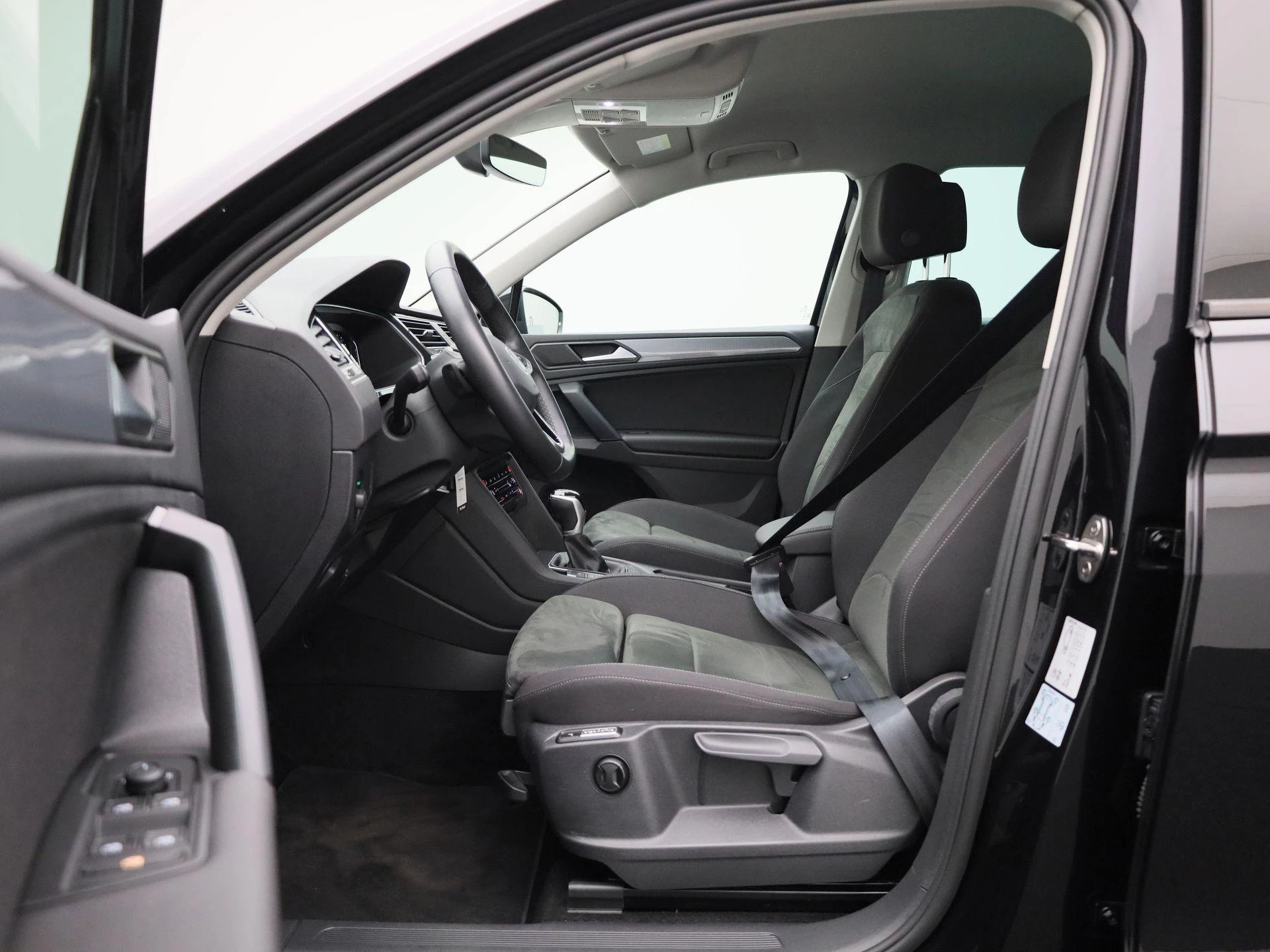 Volkswagen-Tiguan-image-10