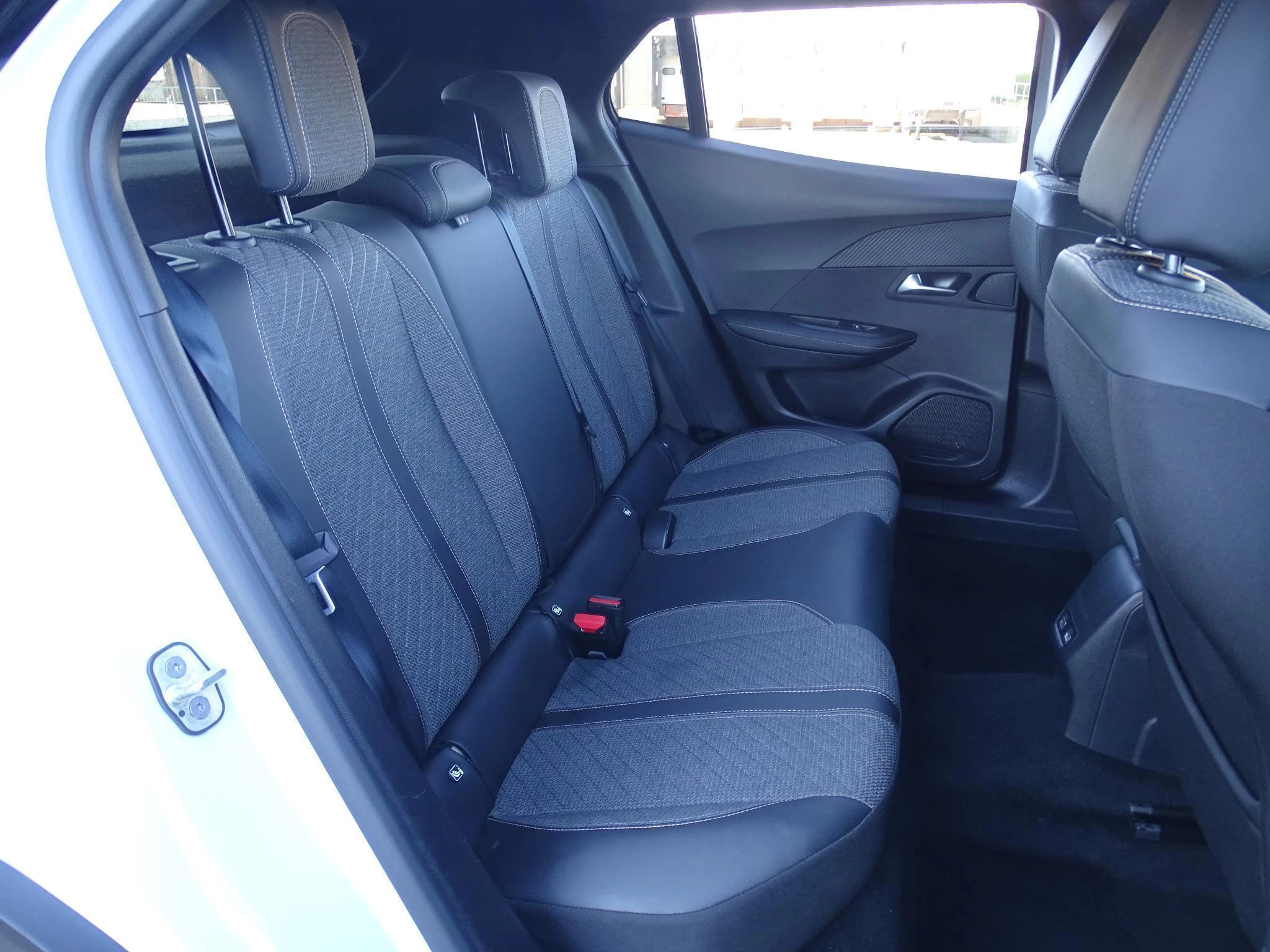 Peugeot 2008 1.2 HYBRID 145 e-DSC6 Allure