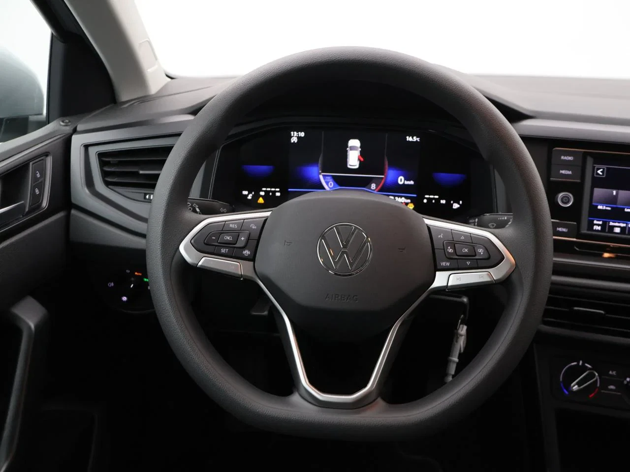 Volkswagen-Polo-image-9