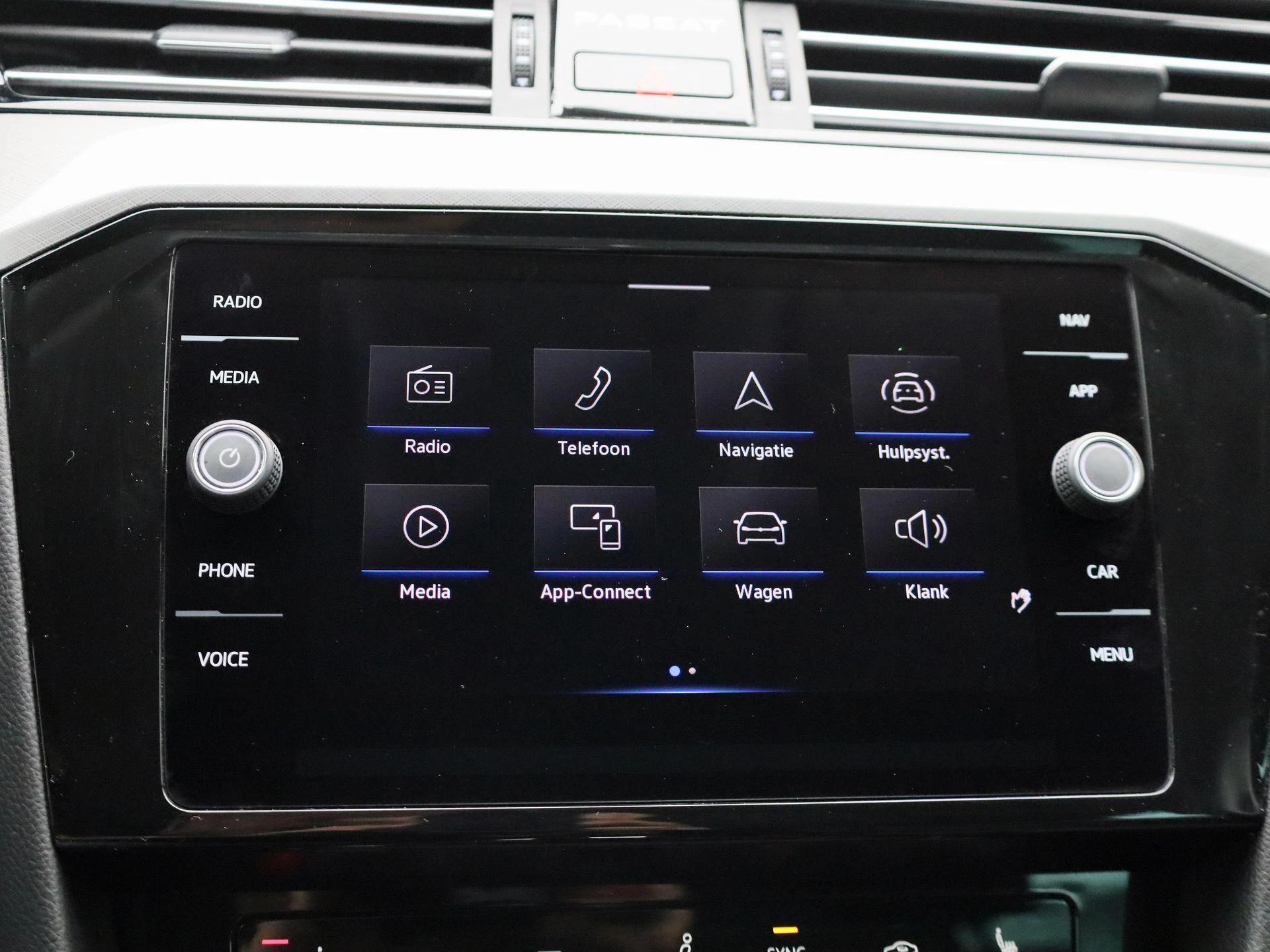 Volkswagen-Passat-image-25