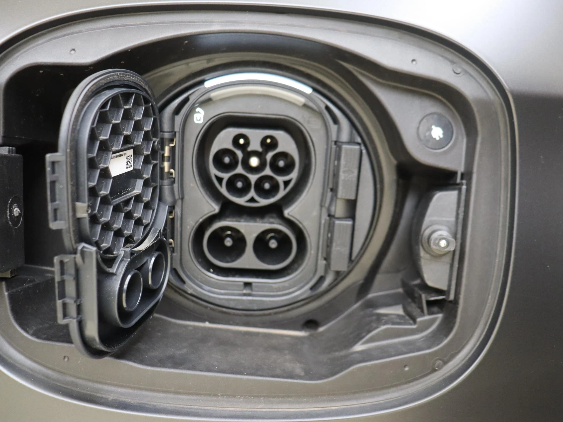 Mercedes-Benz-GLC-image-31