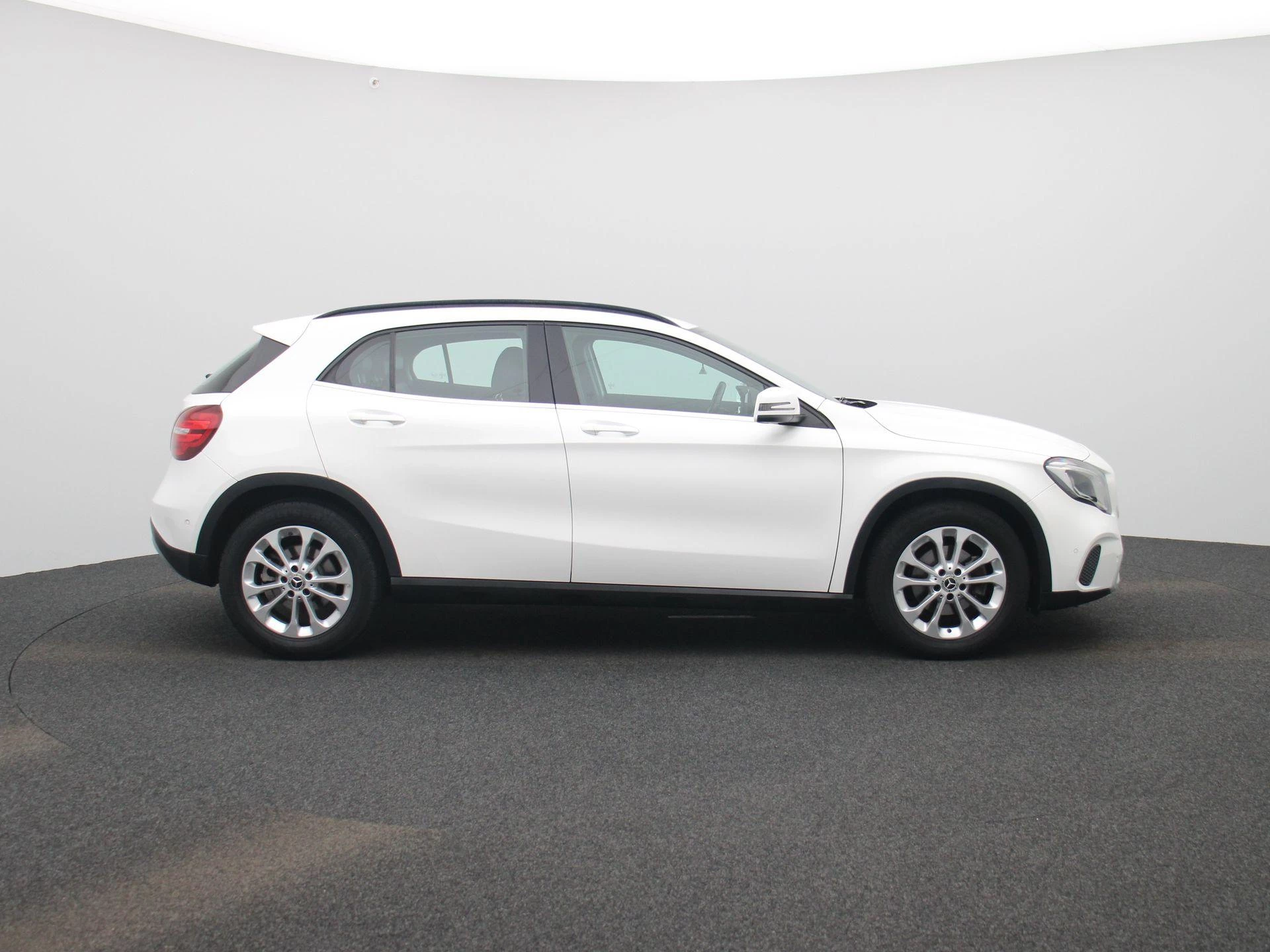 Mercedes-Benz-GLA-image-5