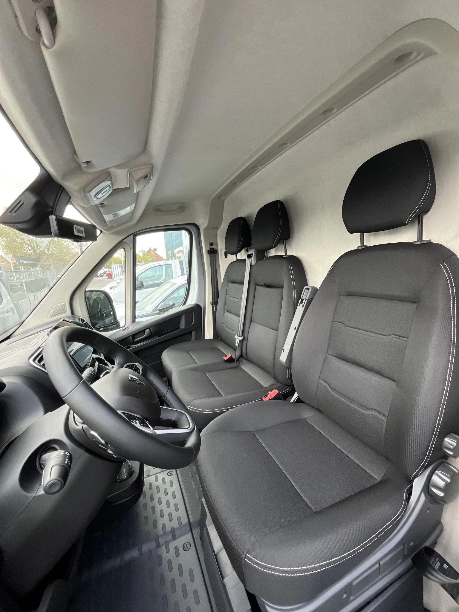 Peugeot-e-Boxer-image-6