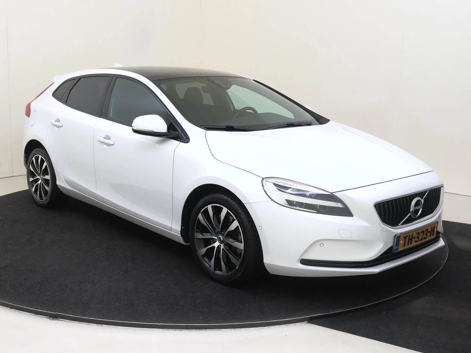 Volvo-V40-image-1