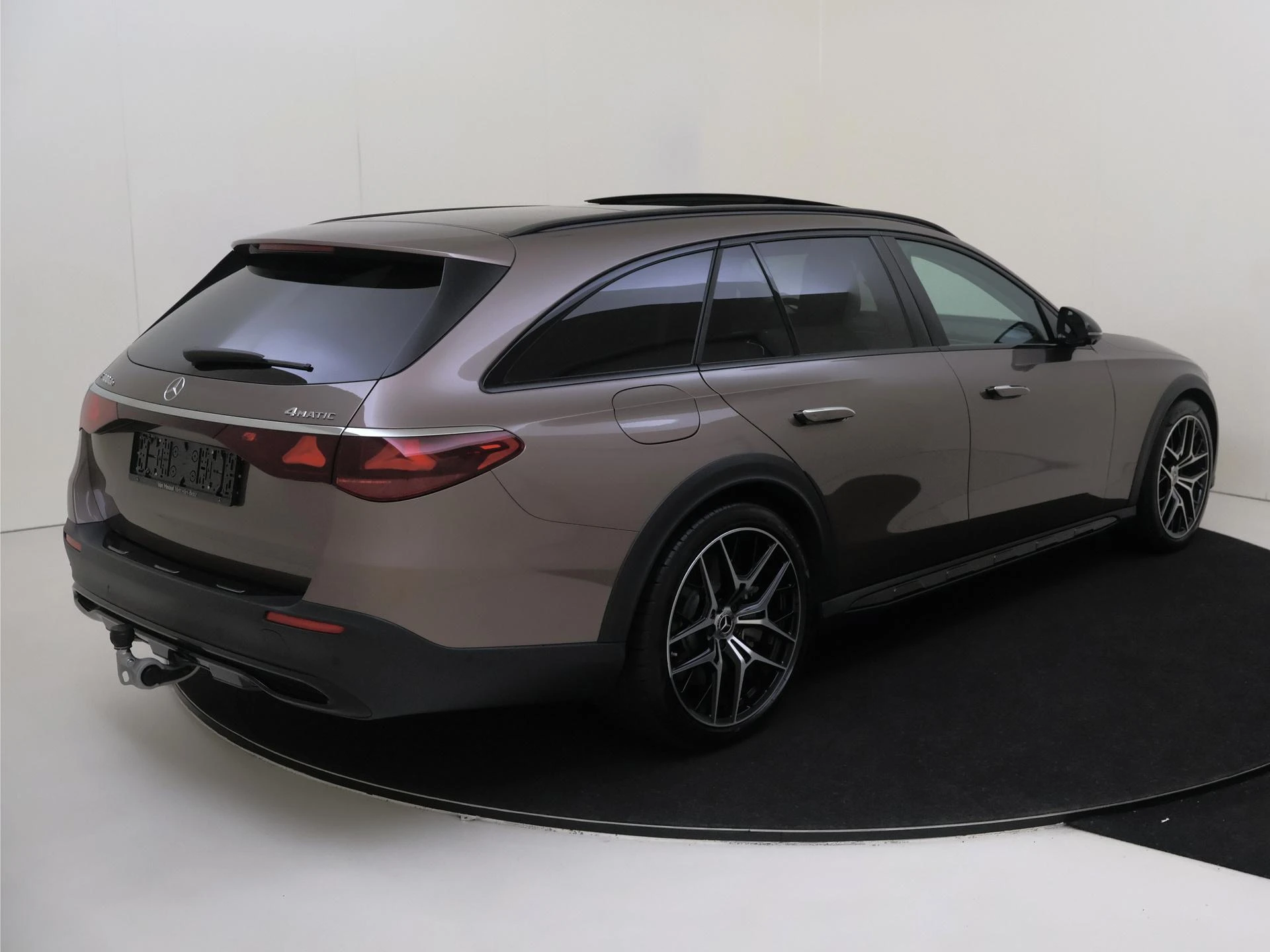Mercedes-Benz-E-Klasse-image-3