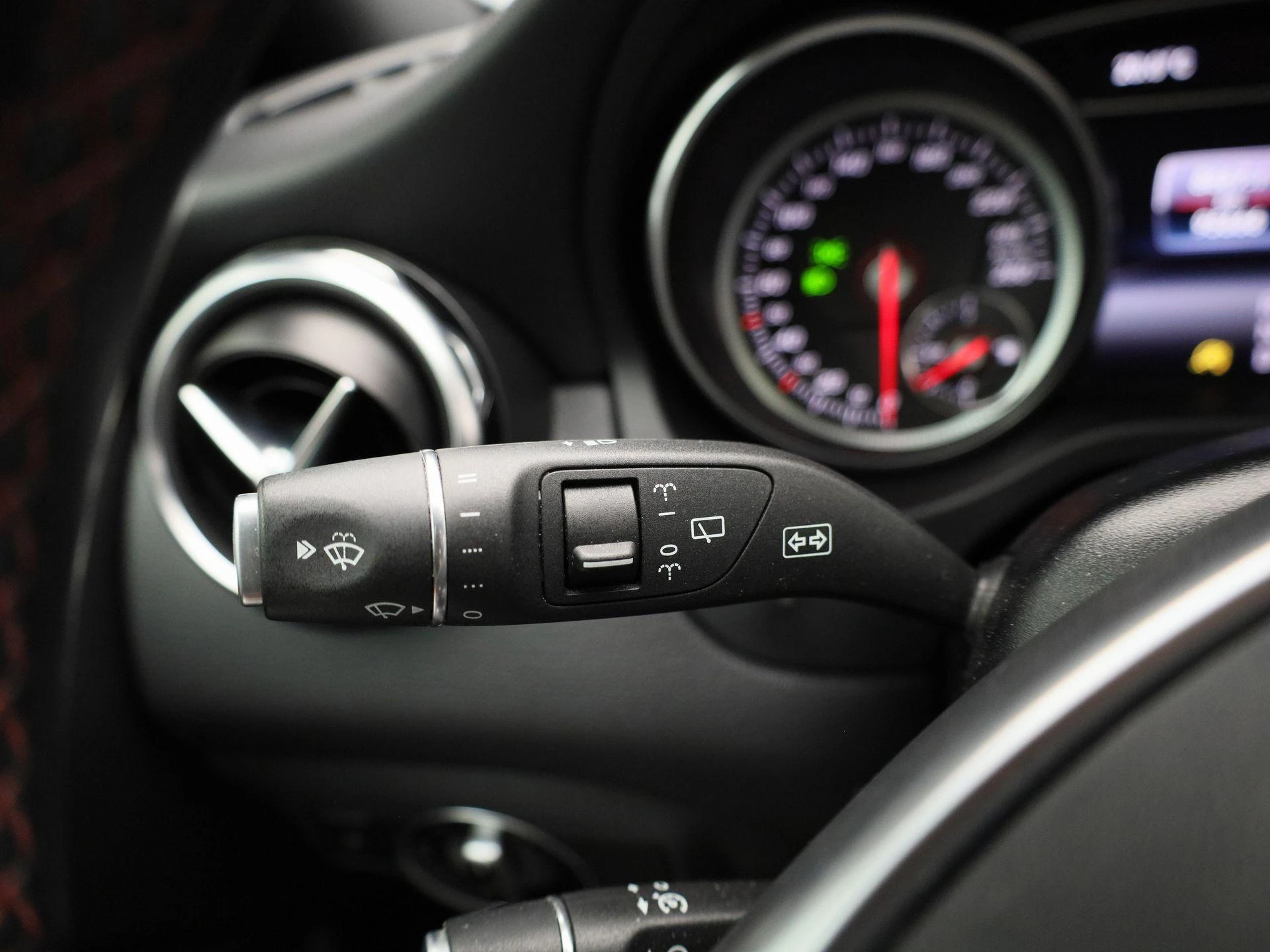 Mercedes-Benz-GLA-image-23