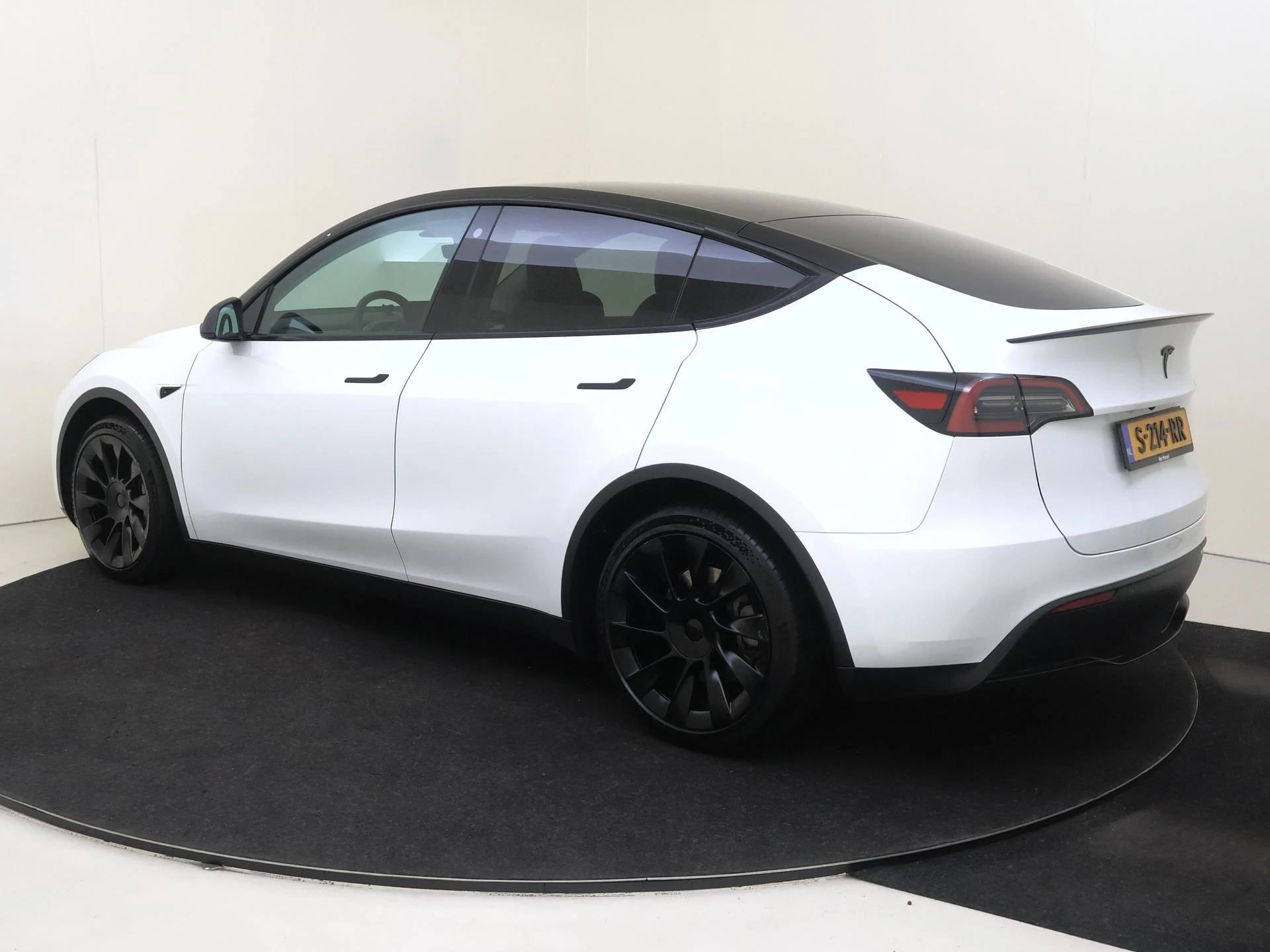 Tesla-Model Y-image-2