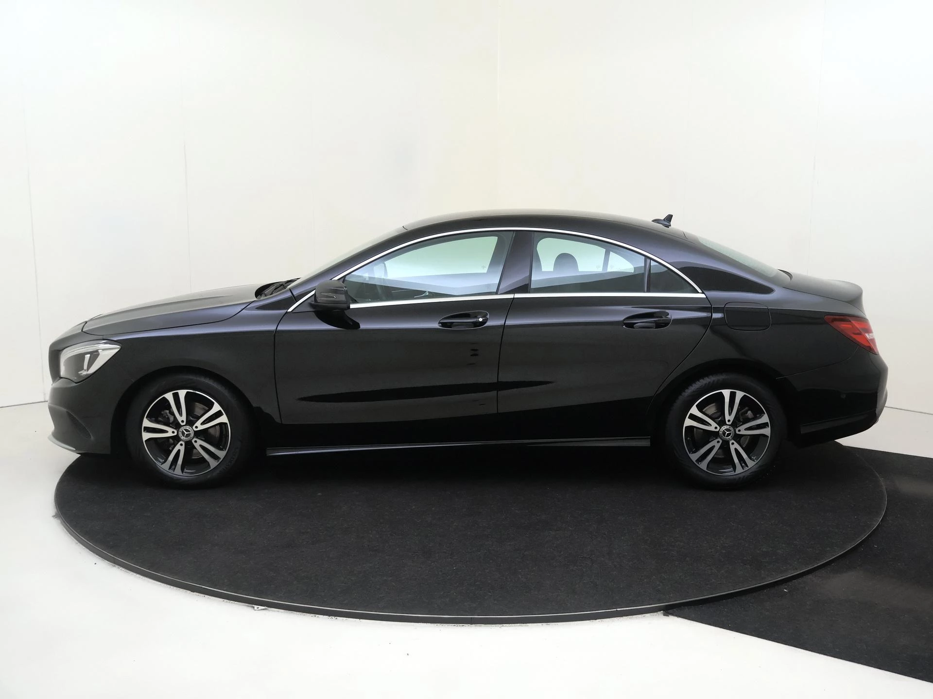 Mercedes-Benz-CLA-image-7