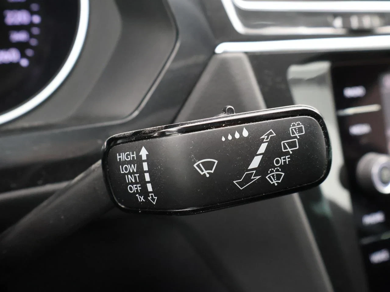 Volkswagen-Tiguan-image-16