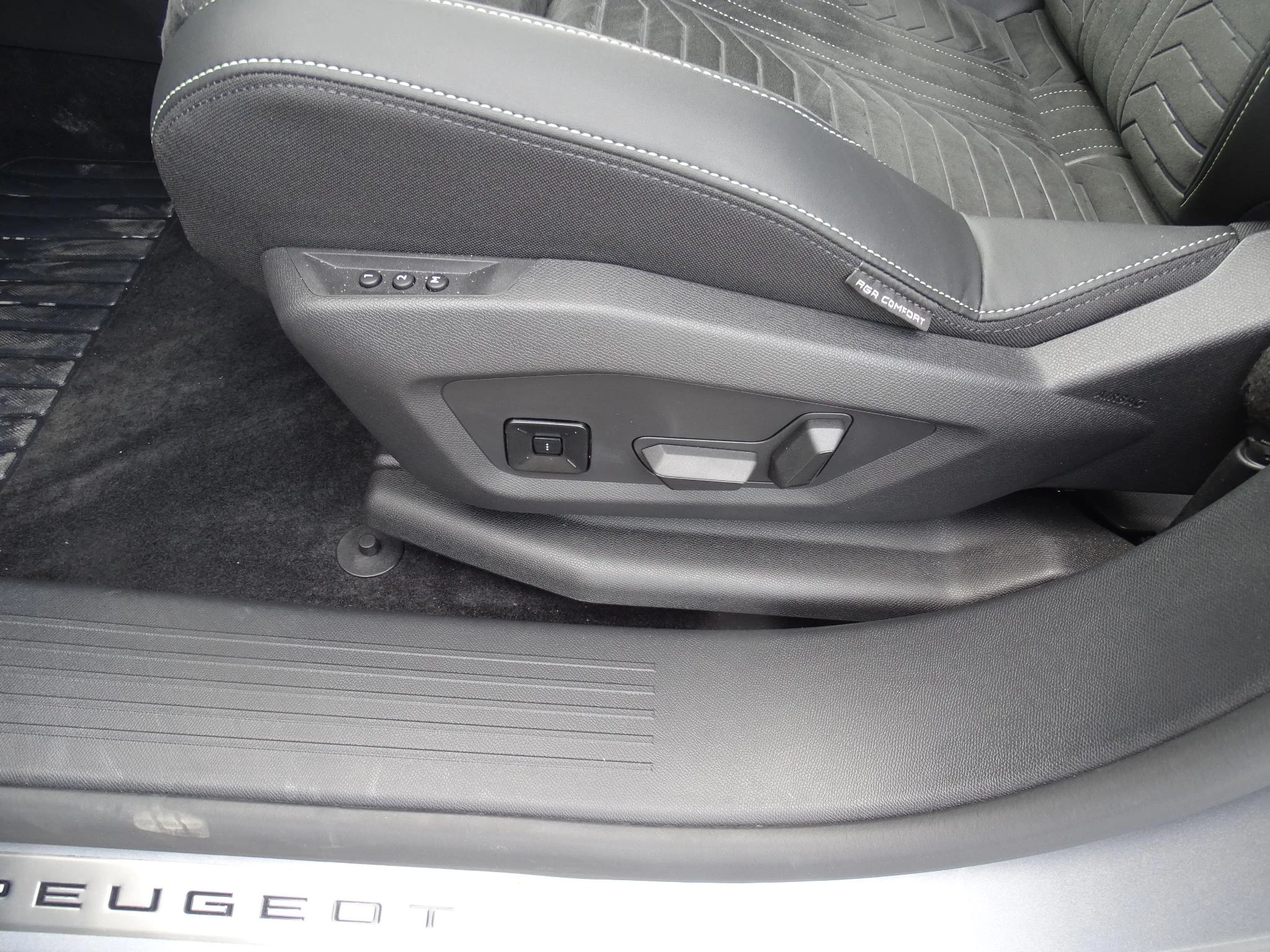 Peugeot-e-5008-image-28