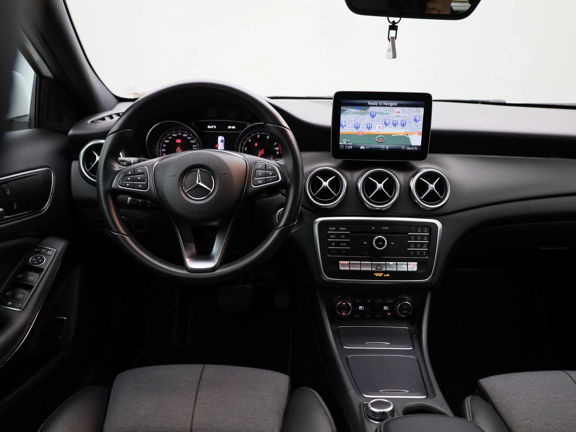 Mercedes-Benz-GLA-image-6