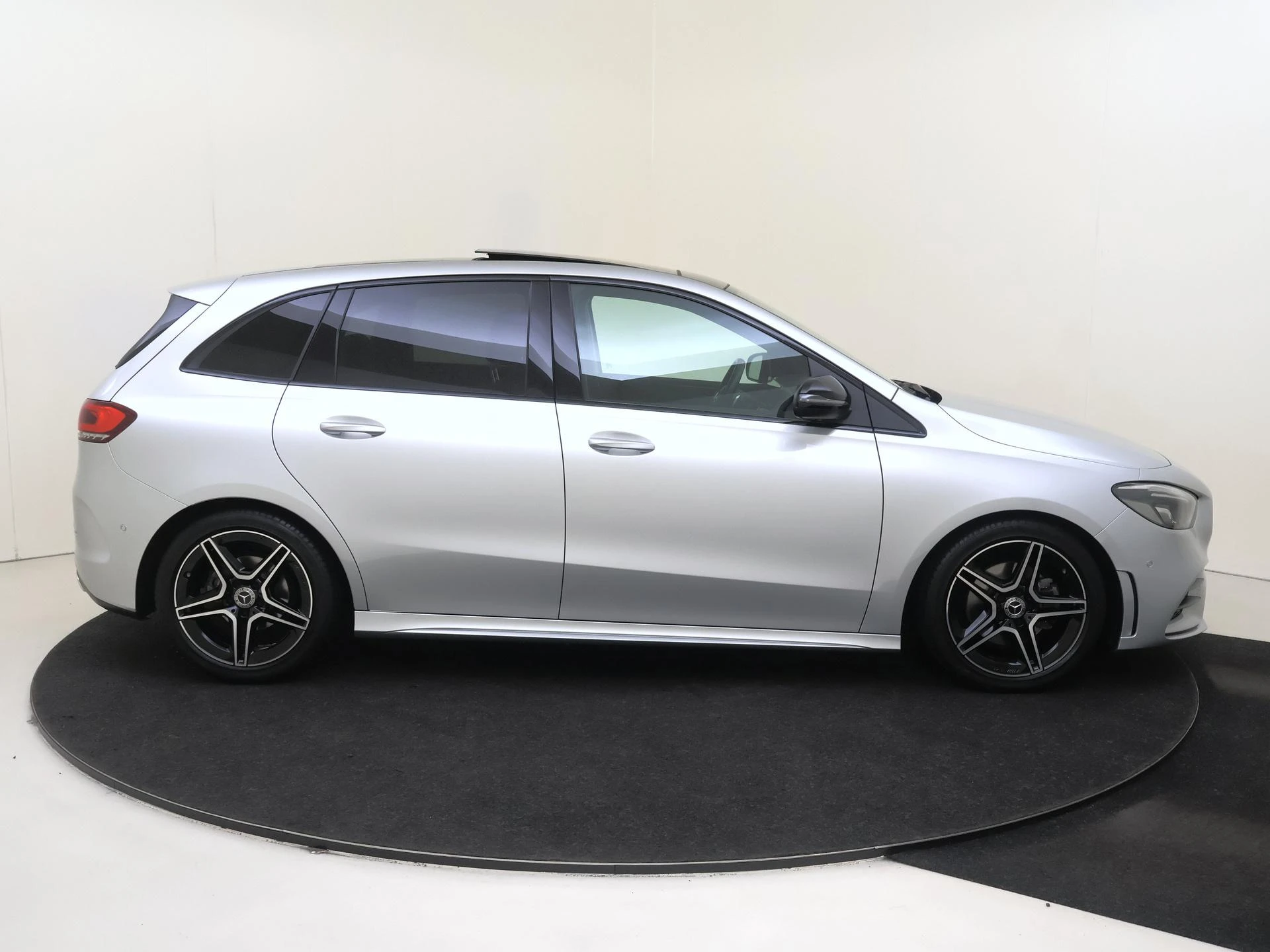 Mercedes-Benz-B-Klasse-image-8