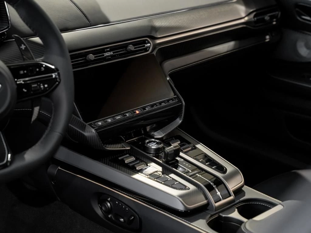 Aston Martin-Vanquish-image-9