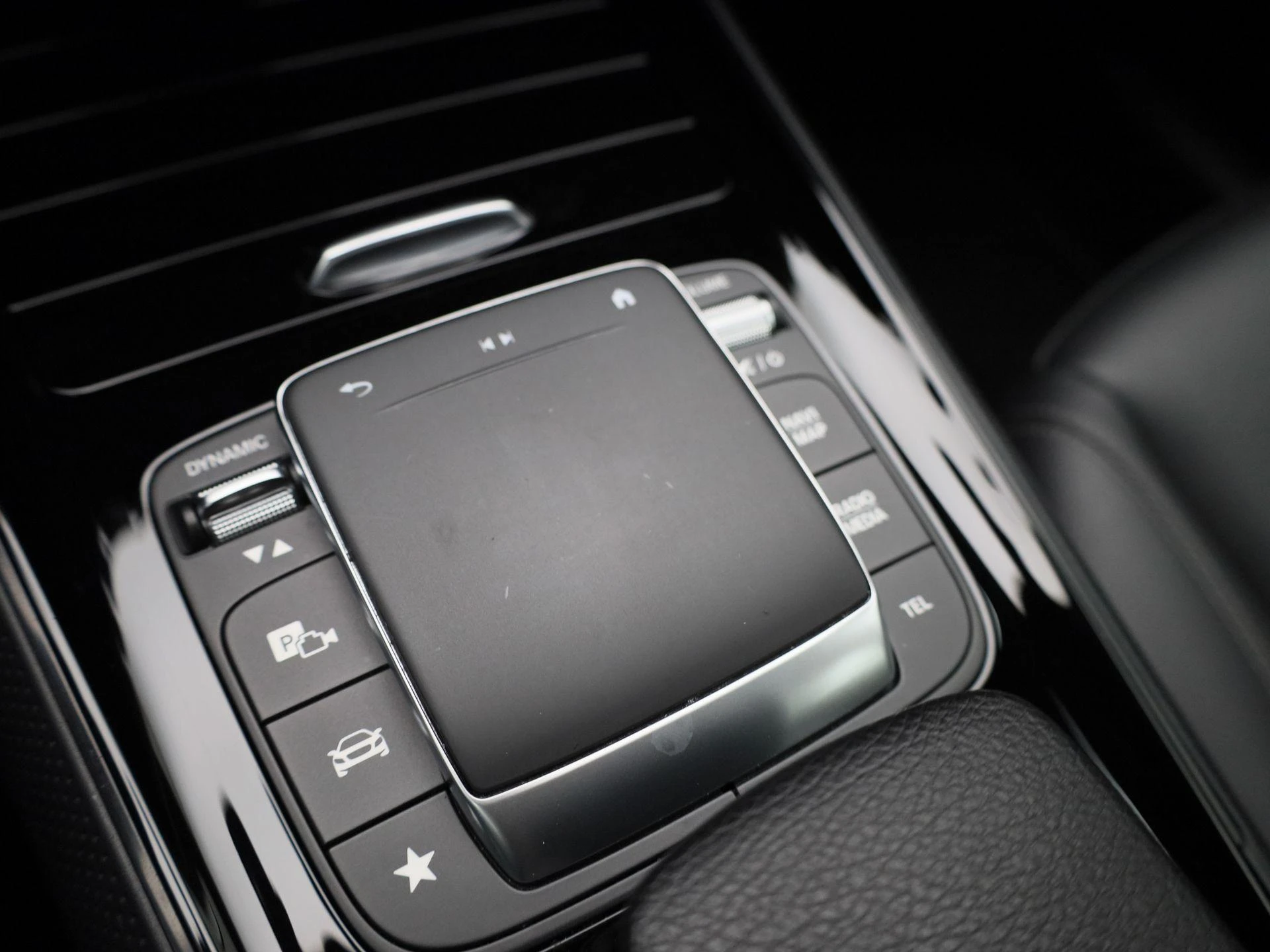 Mercedes-Benz-GLA-image-19