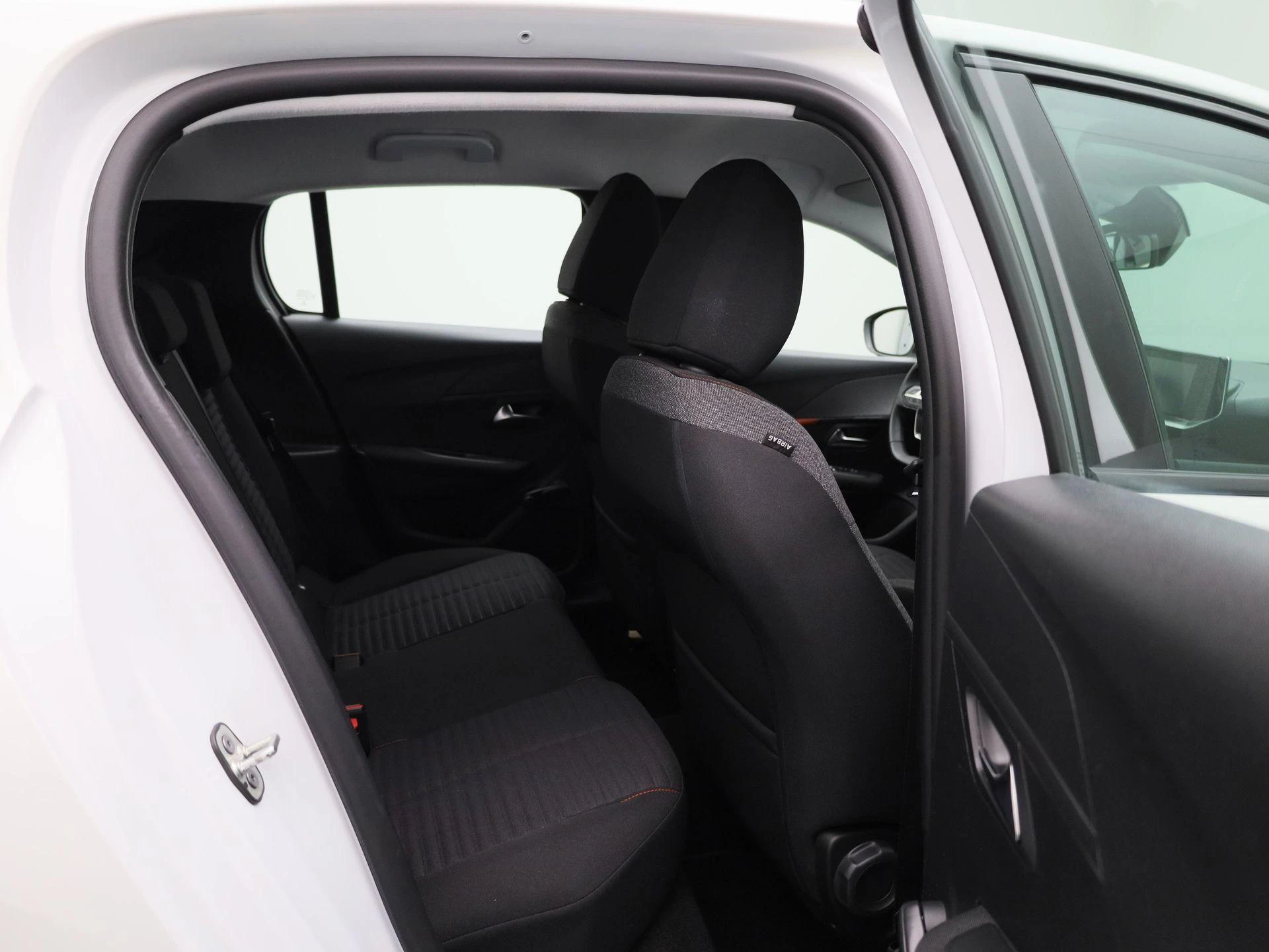 Peugeot-208-image-30