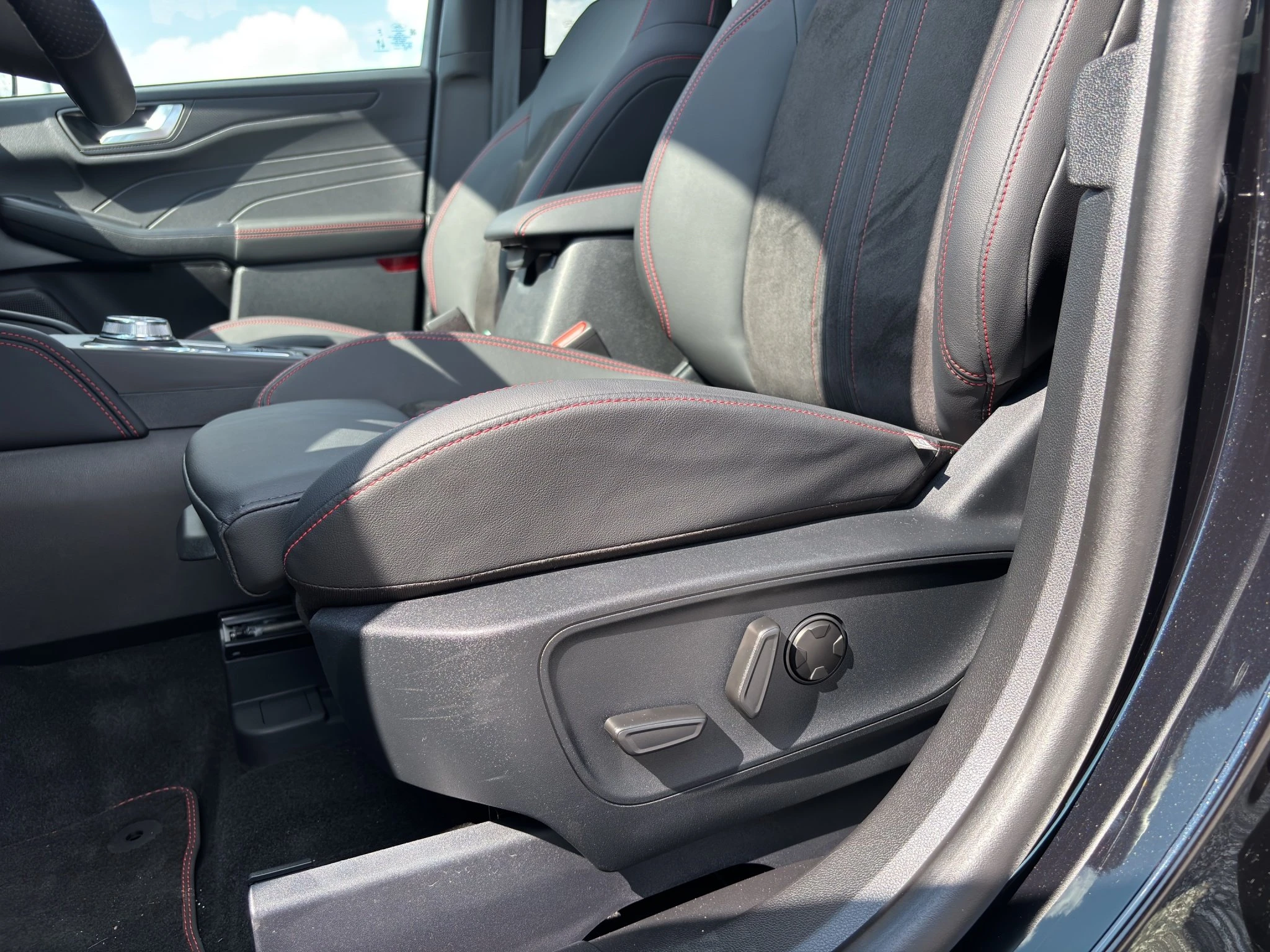 Ford Kuga ST-Line X Aut.*PANO*AHK*360GRAD*LED-MATRIX*NAVI*GRA*WINTER-PKT.