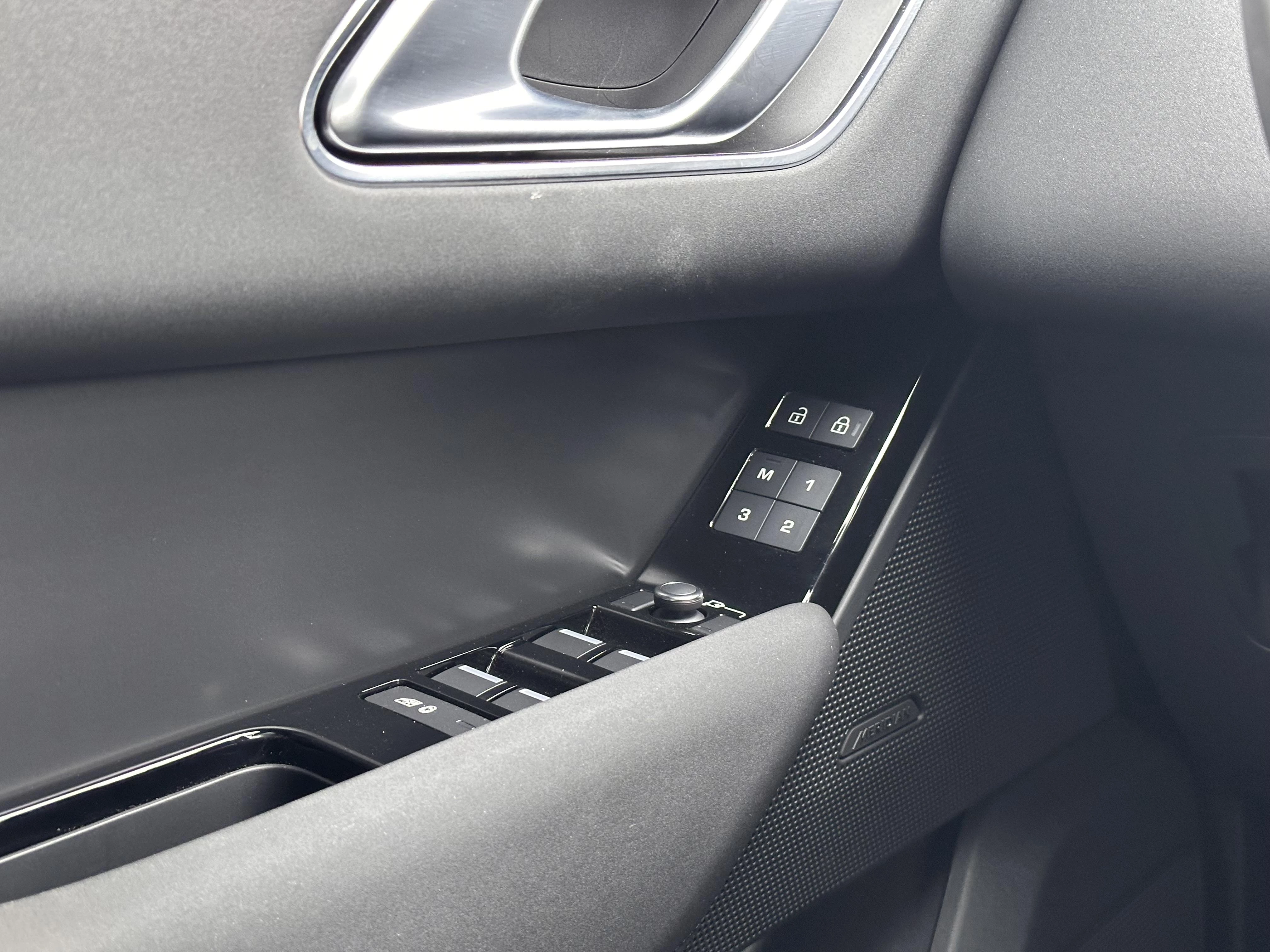 Land Rover-Range Rover Velar-image-28