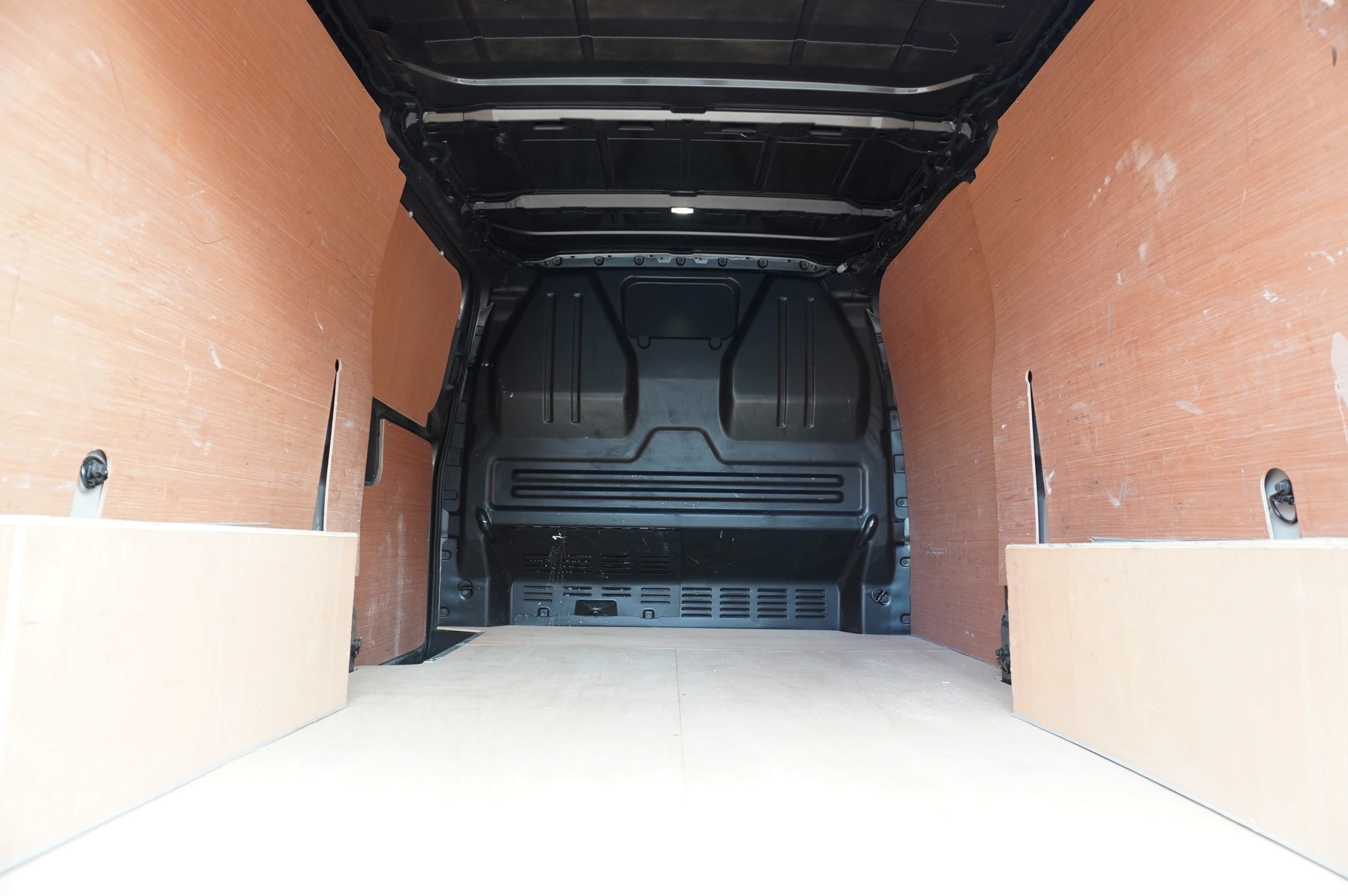 Volkswagen-Transporter-image-13