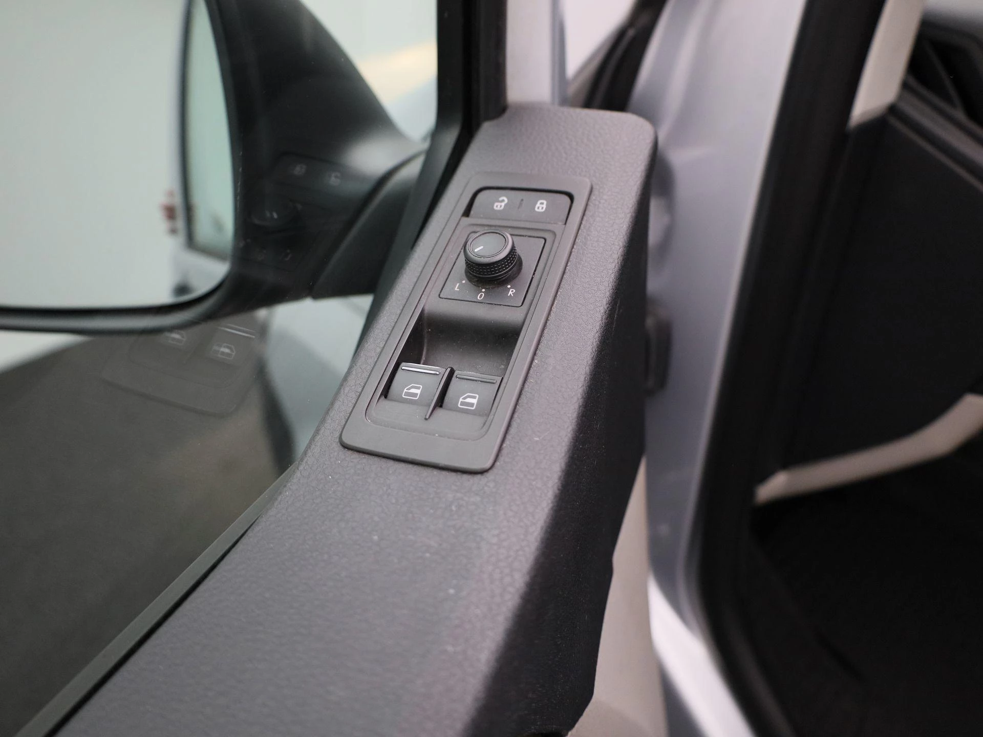 Volkswagen-Transporter-image-22