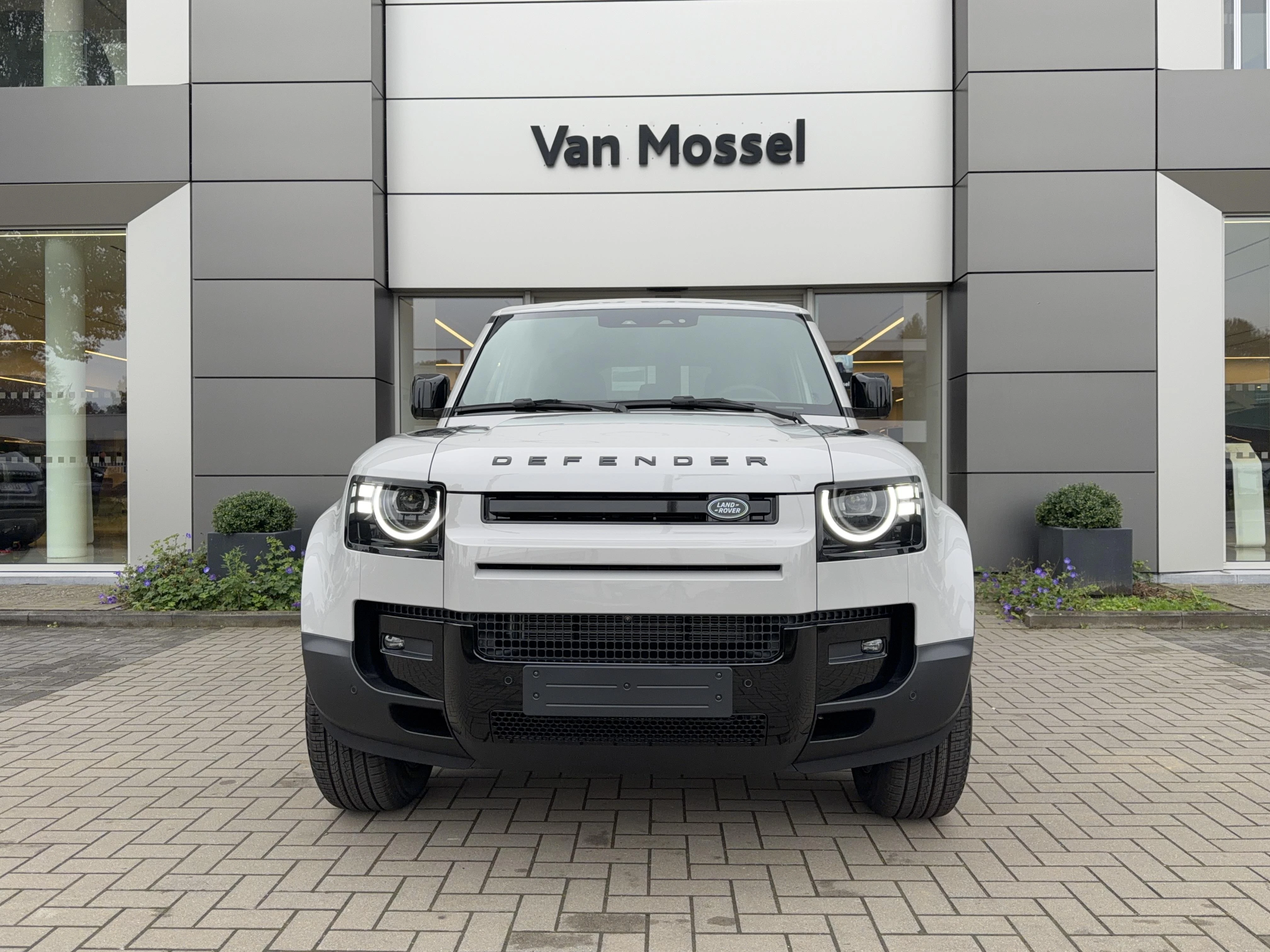 Land Rover-Defender-image-1