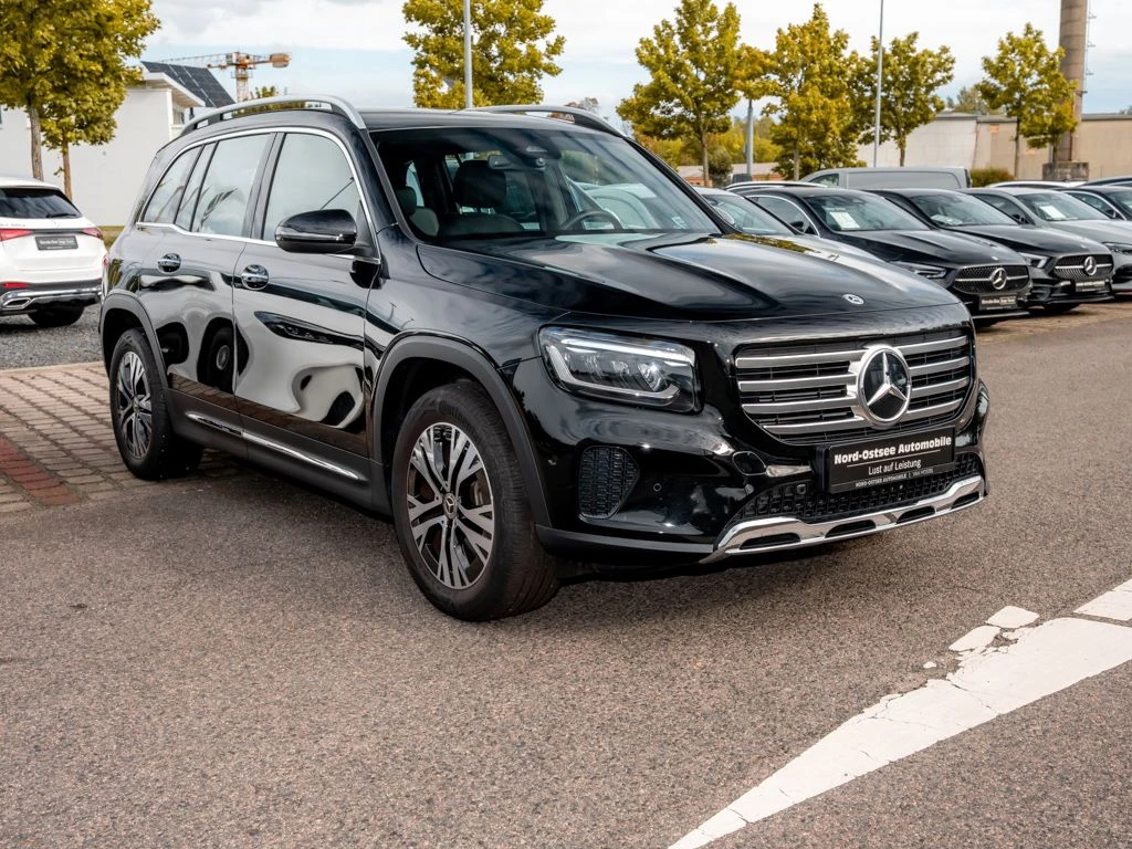 Mercedes-Benz-GLB 200-image-4