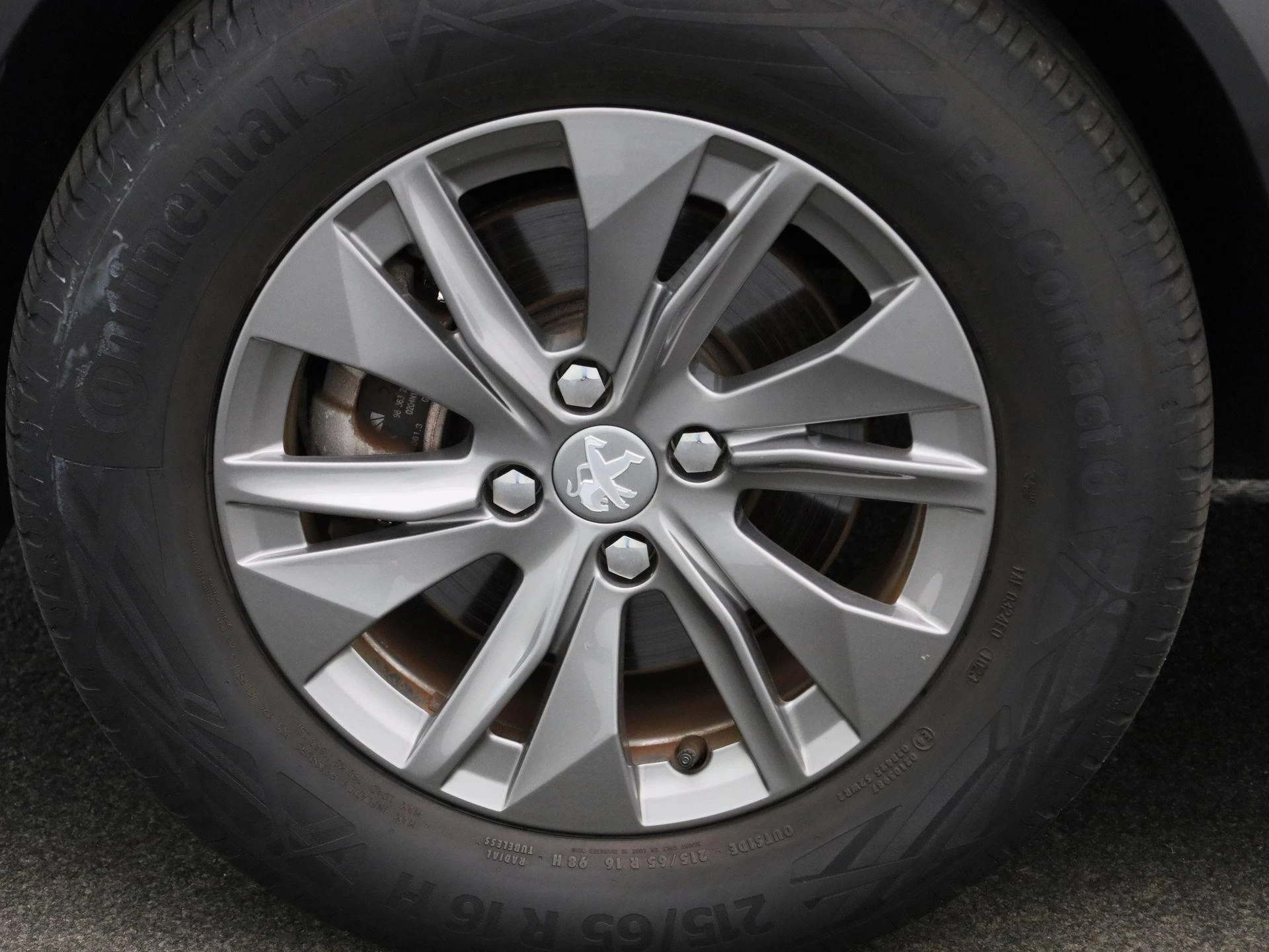 Peugeot-e-2008-image-14