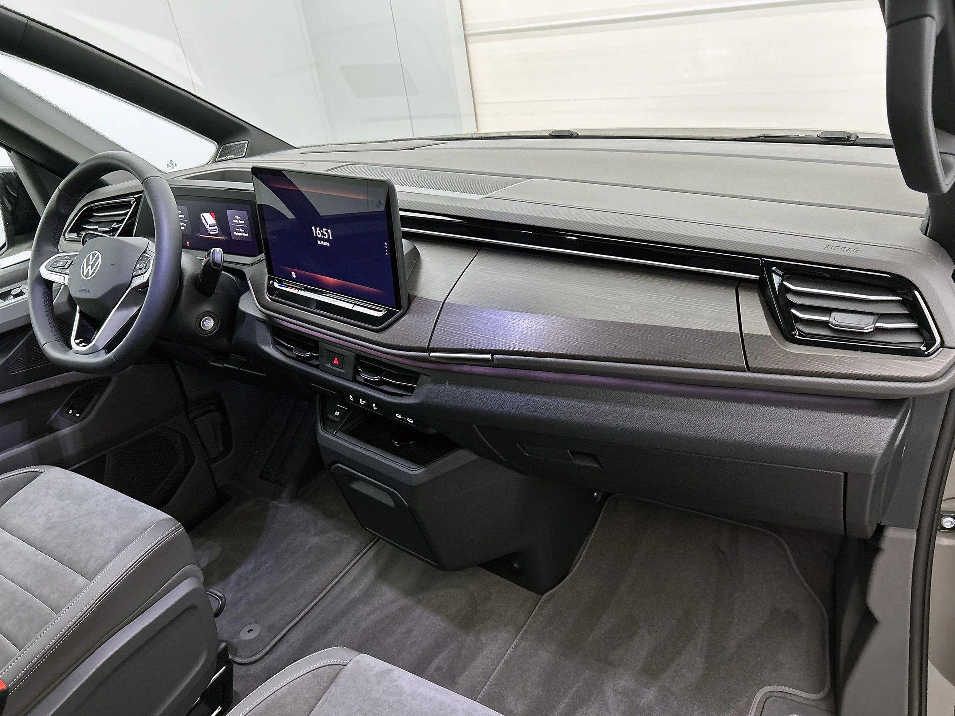 Volkswagen-Multivan-image-19