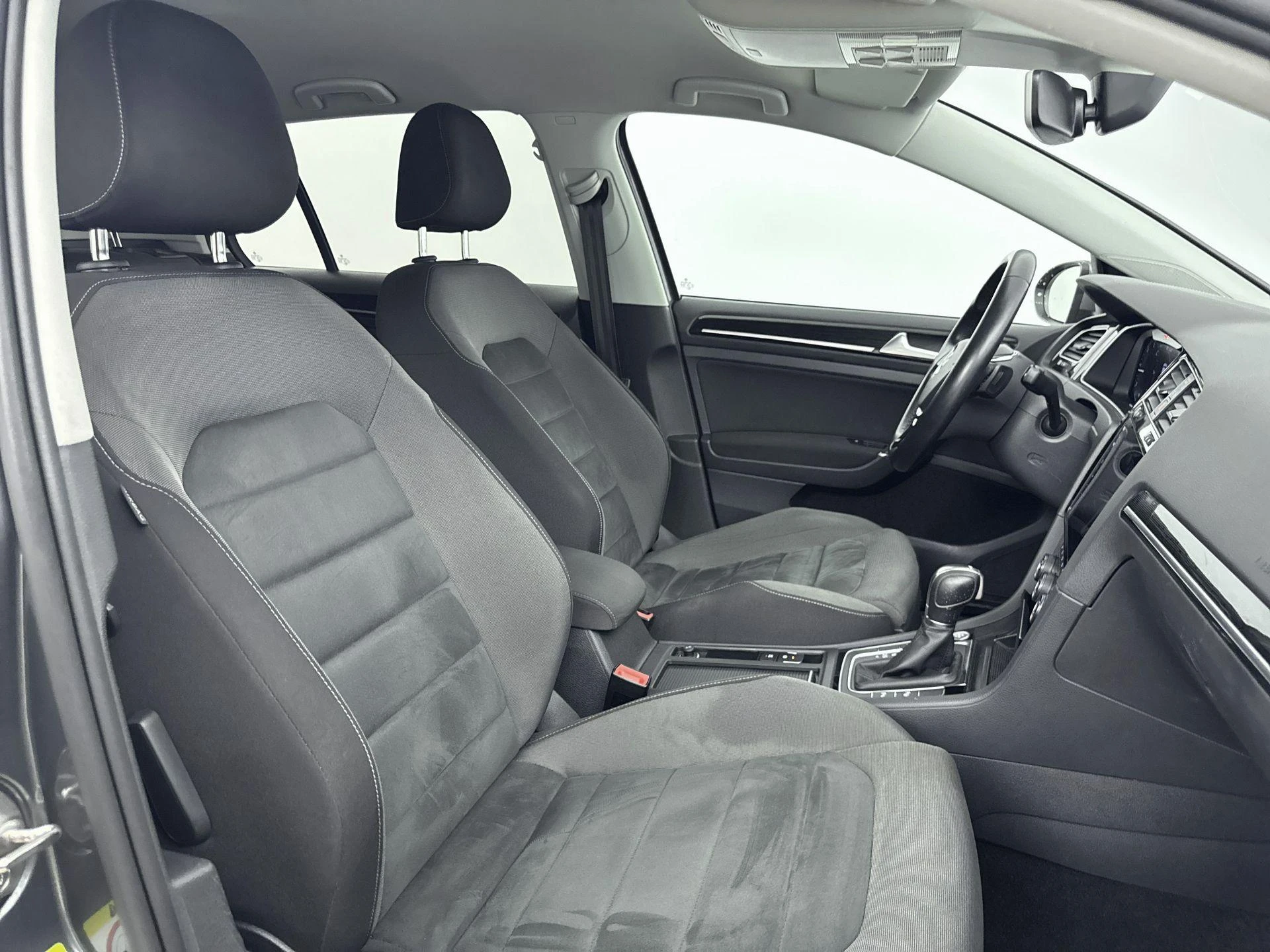 Volkswagen-Golf-image-26