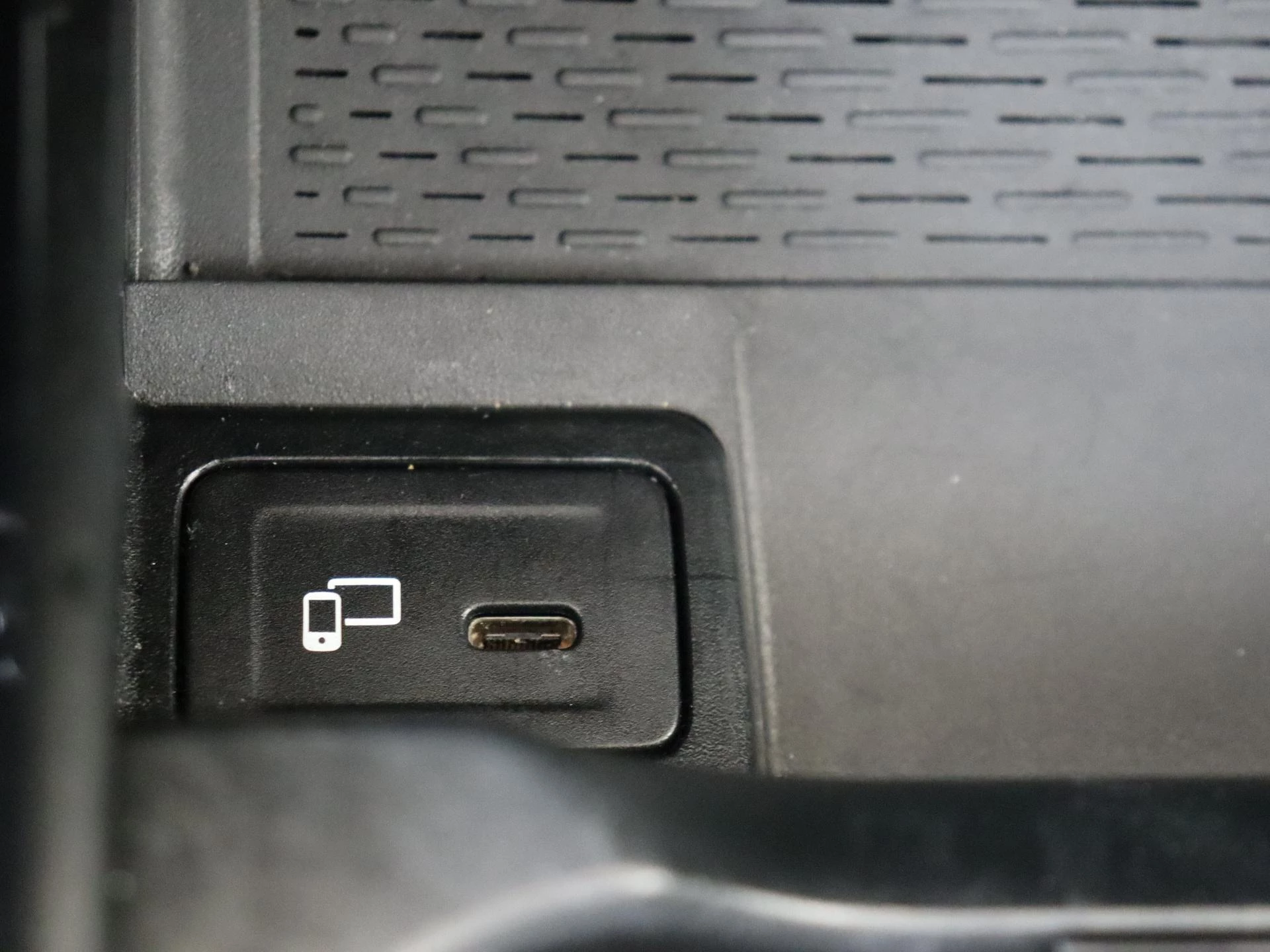 Mercedes-Benz-CLA-image-25