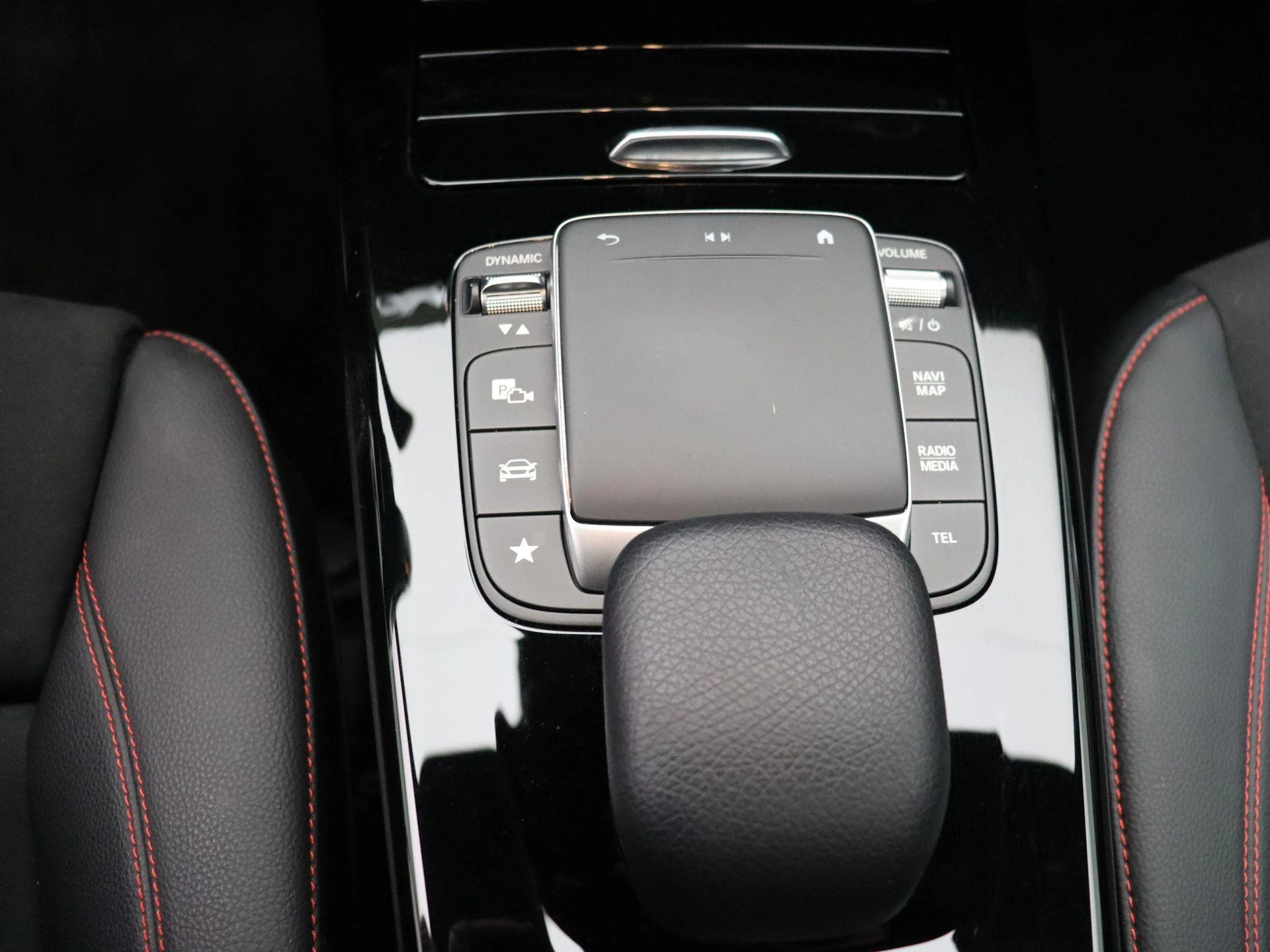 Mercedes-Benz A-Klasse 250 e Sedan AMG Line + PANO DAK + MULTIBEAM LED + CARPLAY +