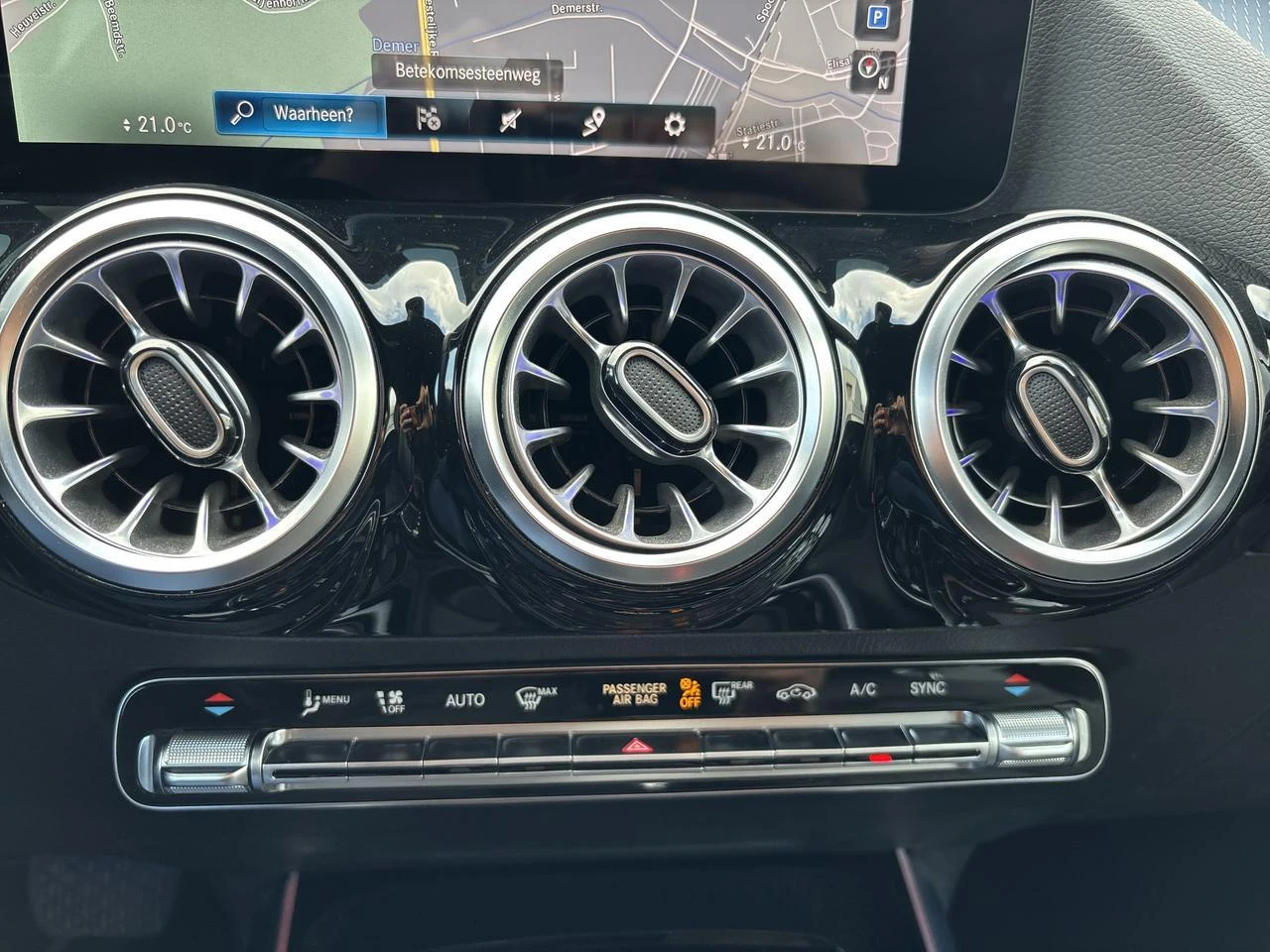 Mercedes-Benz-GLA-image-13