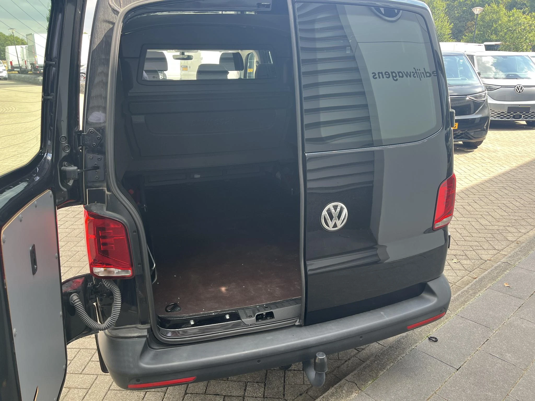 Volkswagen-Transporter-image-2