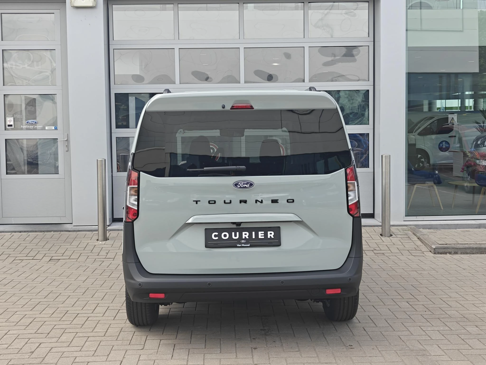 Ford-Tourneo Courier-image-2
