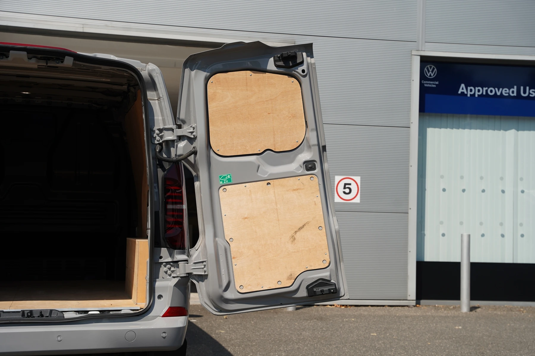 Volkswagen-Transporter-image-23
