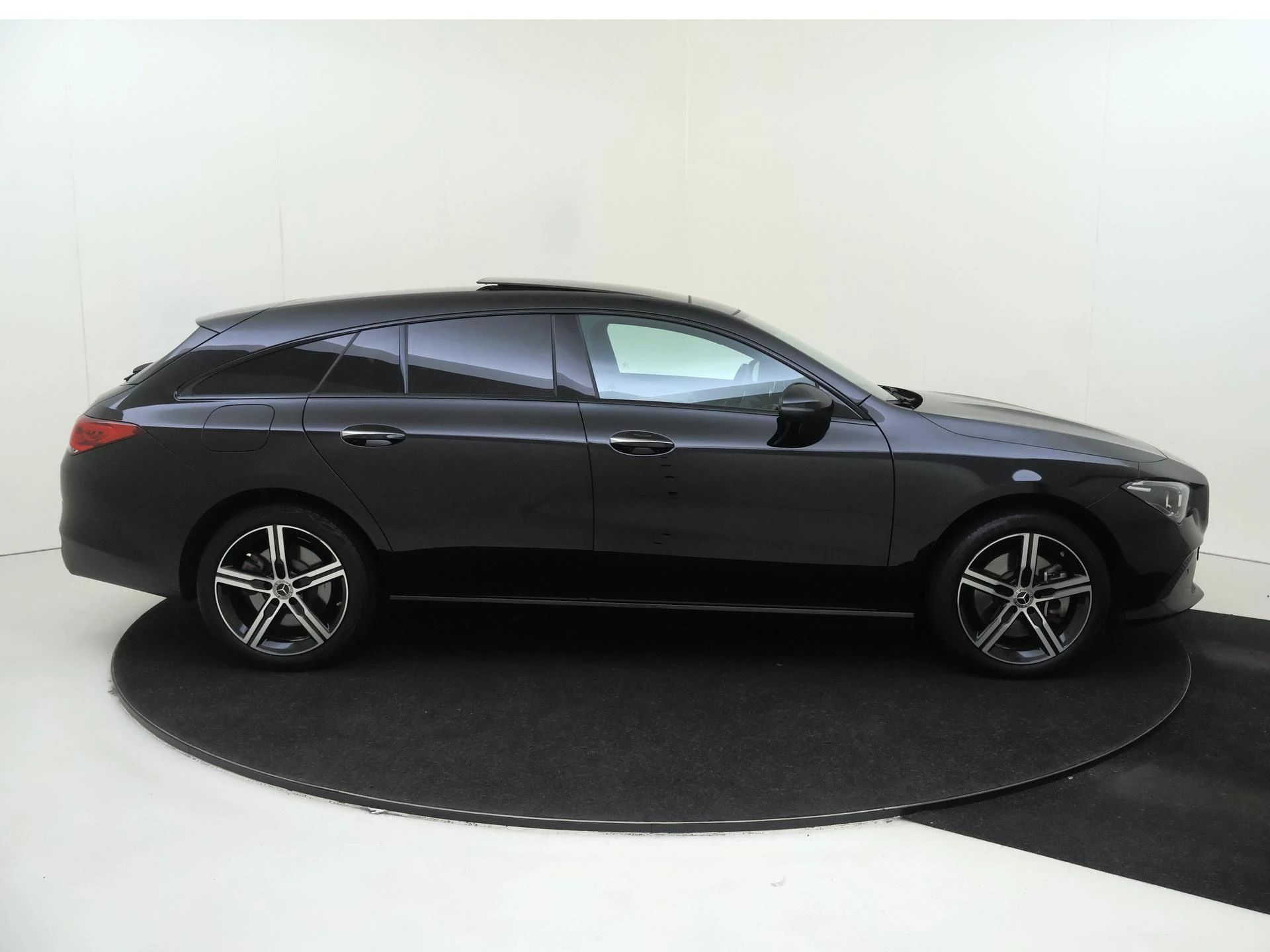 Mercedes-Benz-CLA-image-8