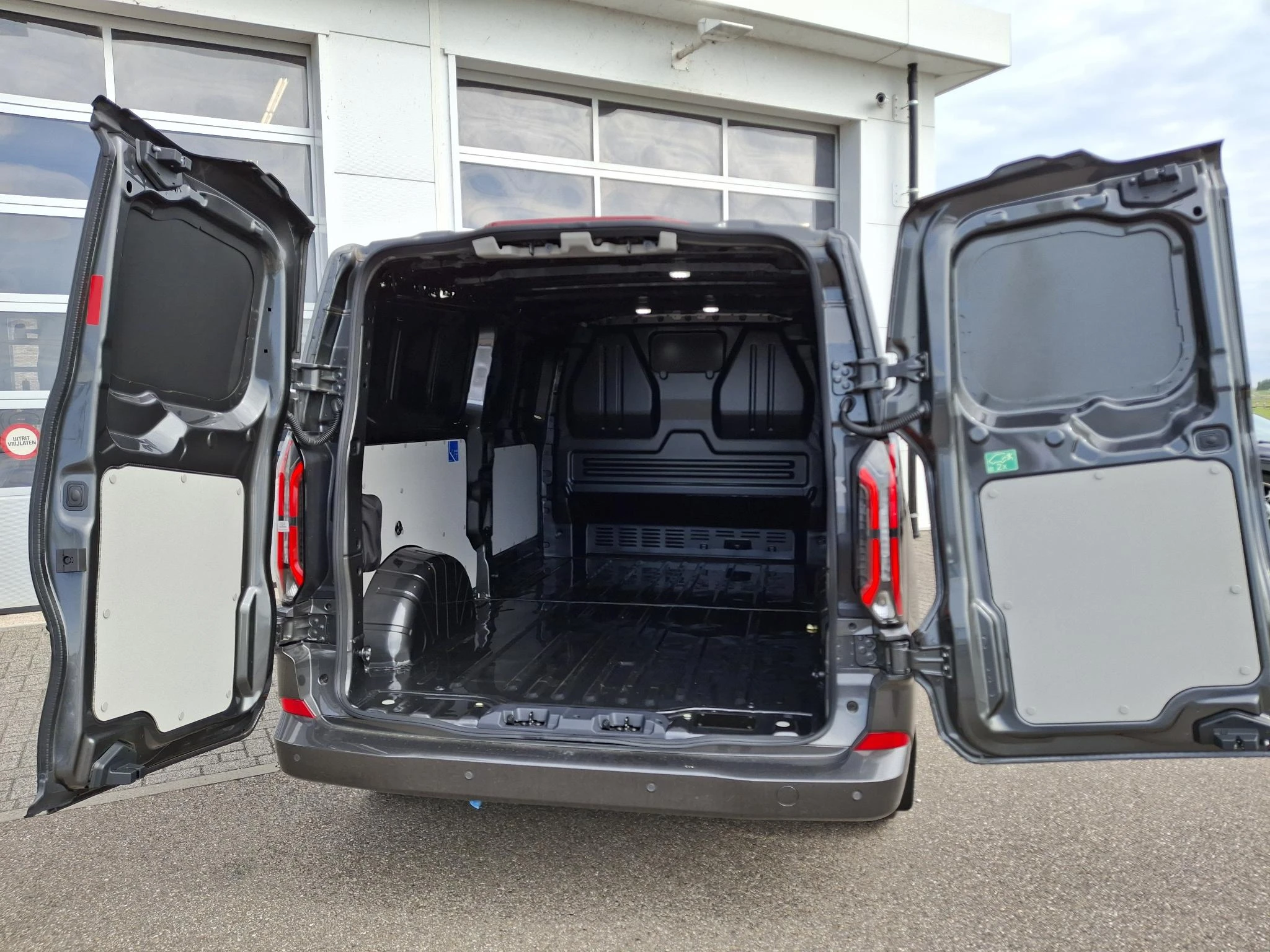 Ford-E-Transit-image-9