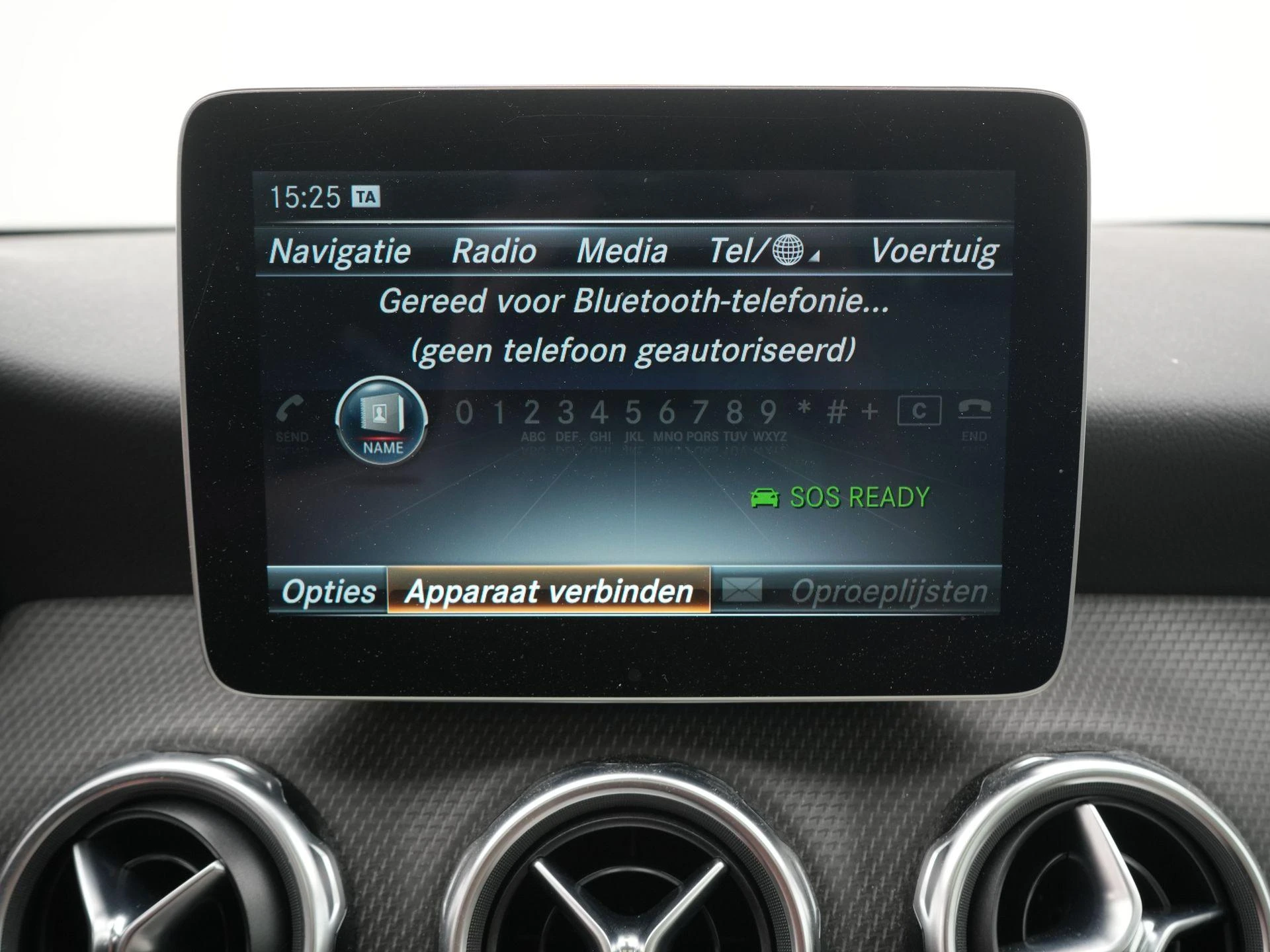 Mercedes-Benz-GLA-image-13