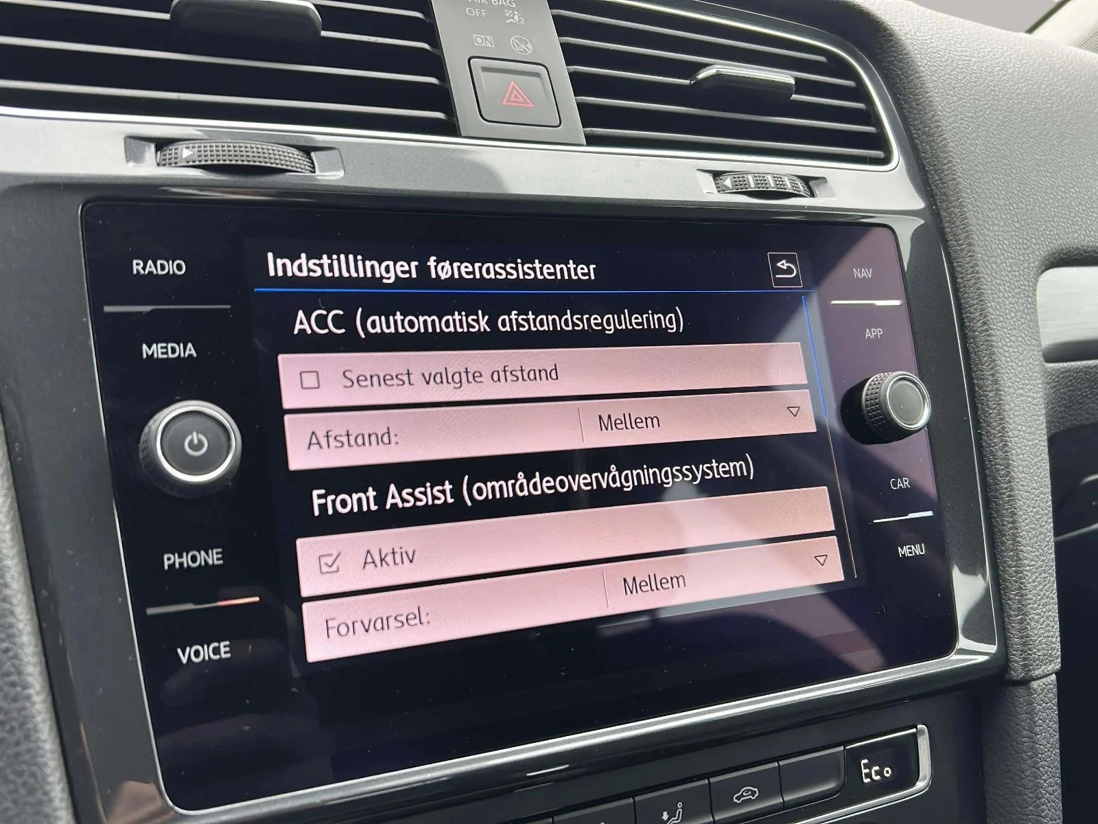 Volkswagen-e-Golf-image-19