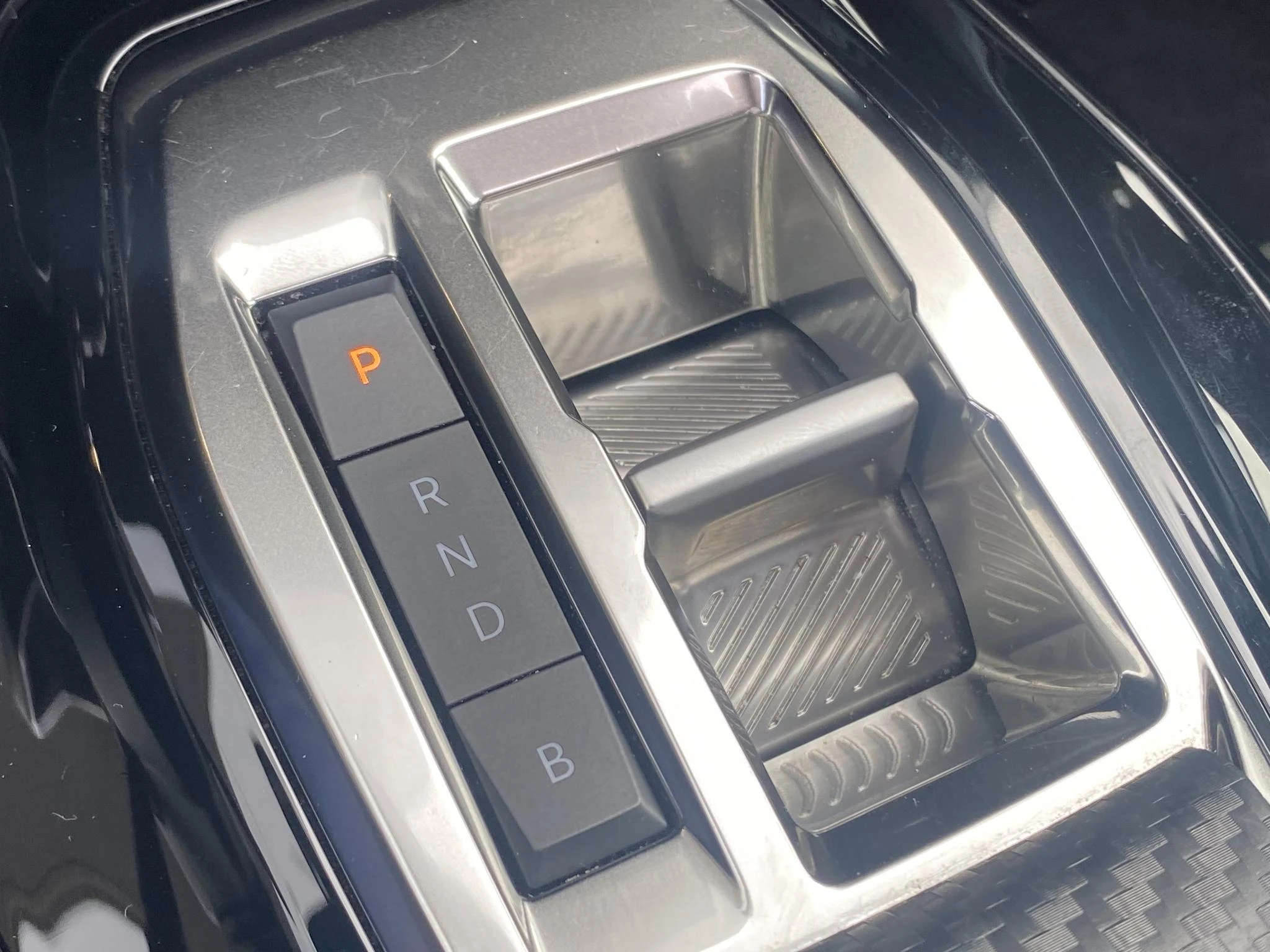 Peugeot-e-2008-image-10