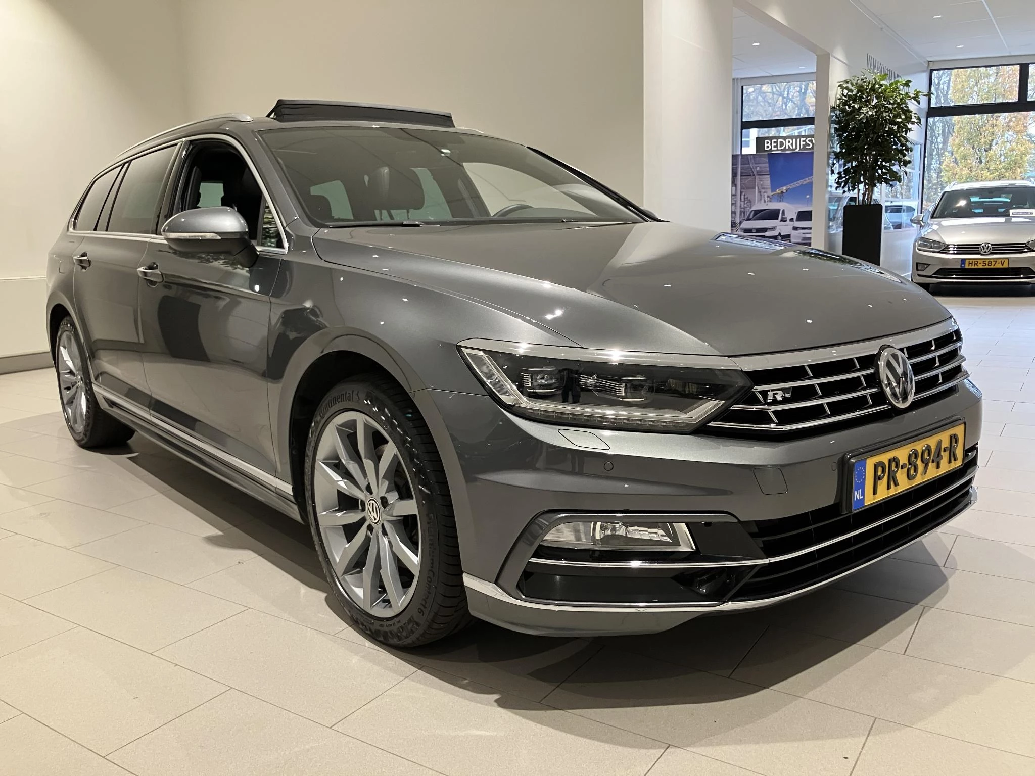 Volkswagen-Passat-image-10