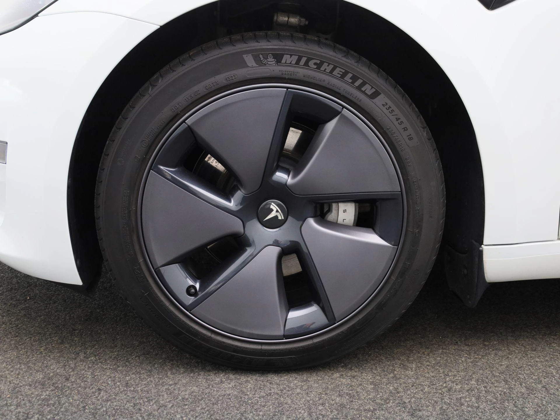 Tesla-Model 3-image-17