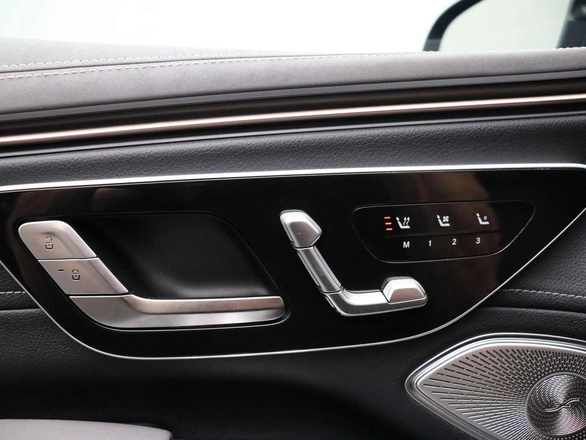 Mercedes-Benz-EQS-image-9
