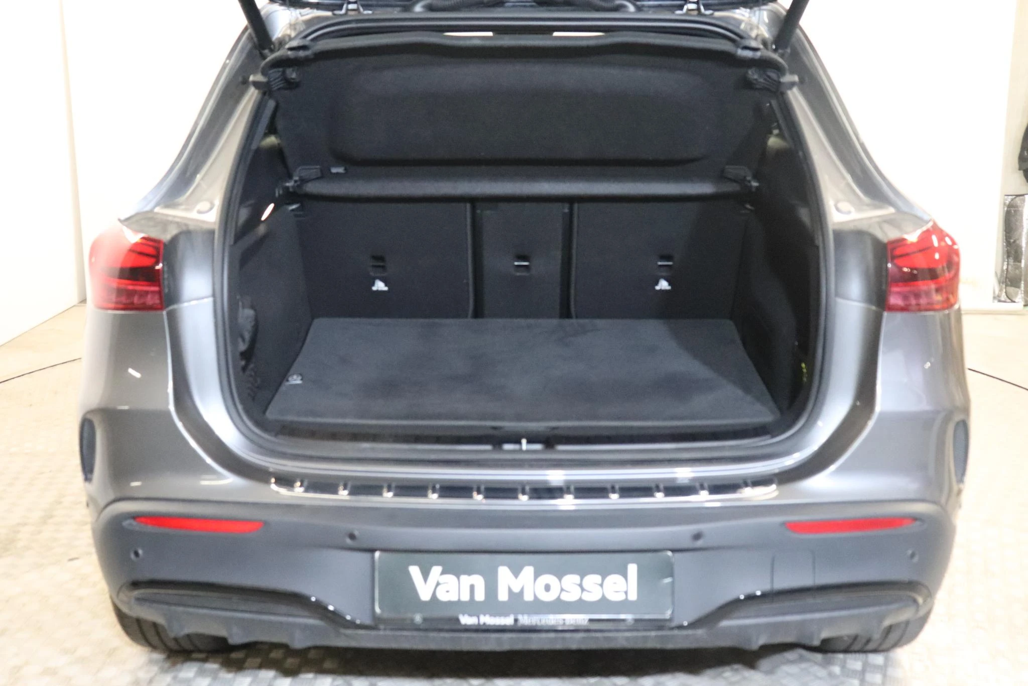 Mercedes-Benz-EQA-image-4