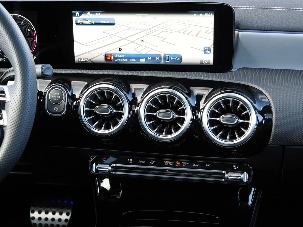 Mercedes-Benz-CLA 200-image-10